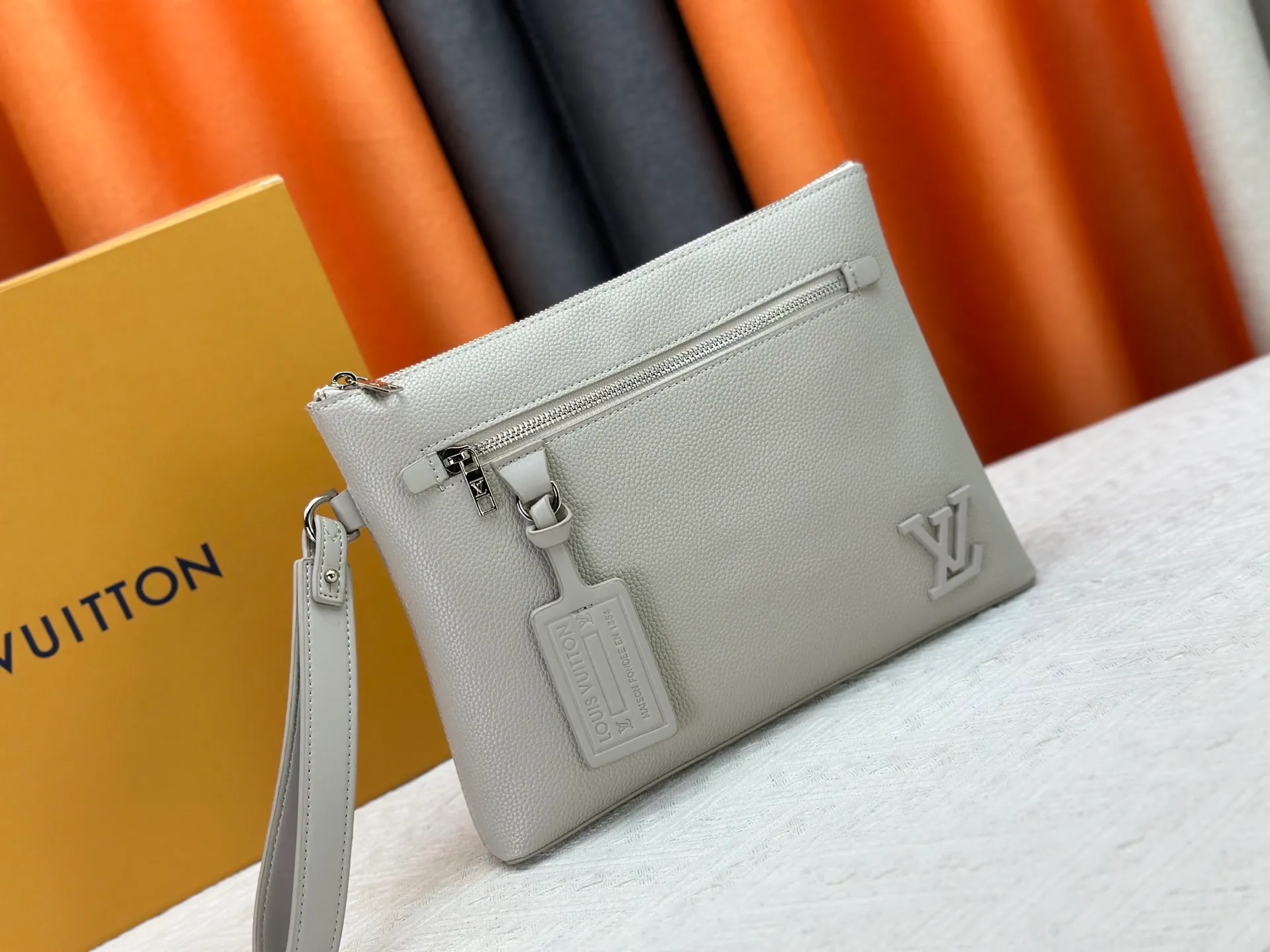 P240 M69837 M81735 M11486 M40504 M40505 Full leather clutch IPAD protective case The new LV Aerogram iPad protective case releases trendy style with a restrained design. The soft and delicate calfskin is like old aviation letterhead, the metal LV letters and customizable labels reveal classic heritage, and elements such as the detachable leather wristband upgrade the functionality. Dimensions: 30 x 22 x 5 cm