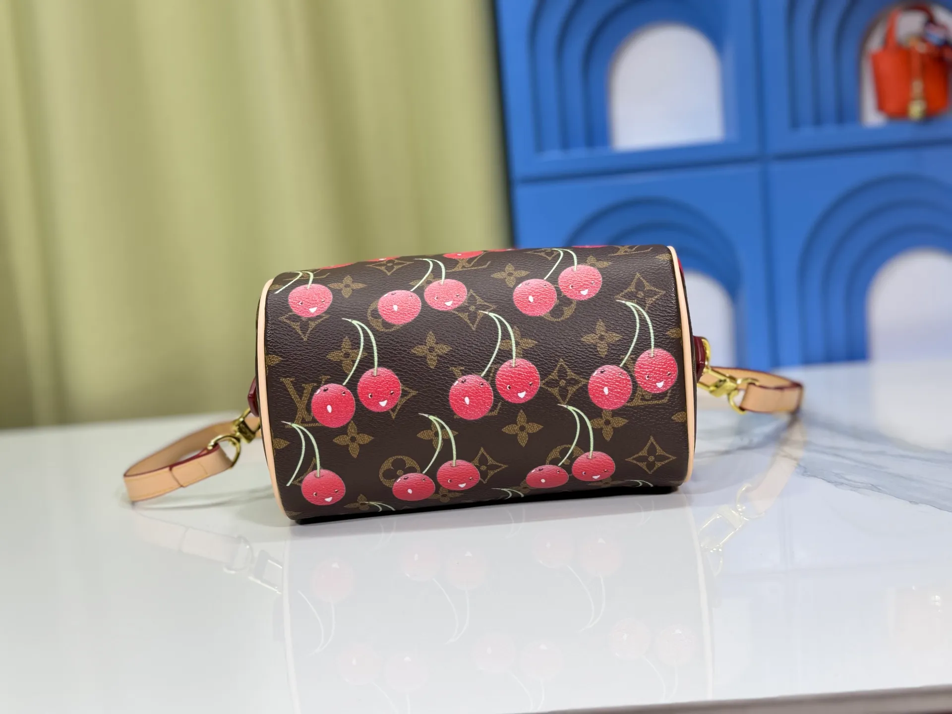 P260 Upgraded original version This cherry 🍒M13094 M46234 M46222 Speedy Bandoulière 20 handbag is made of soft coated canvas, and the full-length Monogram pattern is traced in colorful rainbow tones, highlighting the smart style of the Louis Vuitton x Murakami reissue series. The Toron handle and detachable shoulder strap are constructed of cow leather, the metal corners recall classic luggage elements, and the bow-shaped key bag and padlock add brand touches. Dimensions: 20.5 x 13.5 x 12.0 cm (length x height x width)