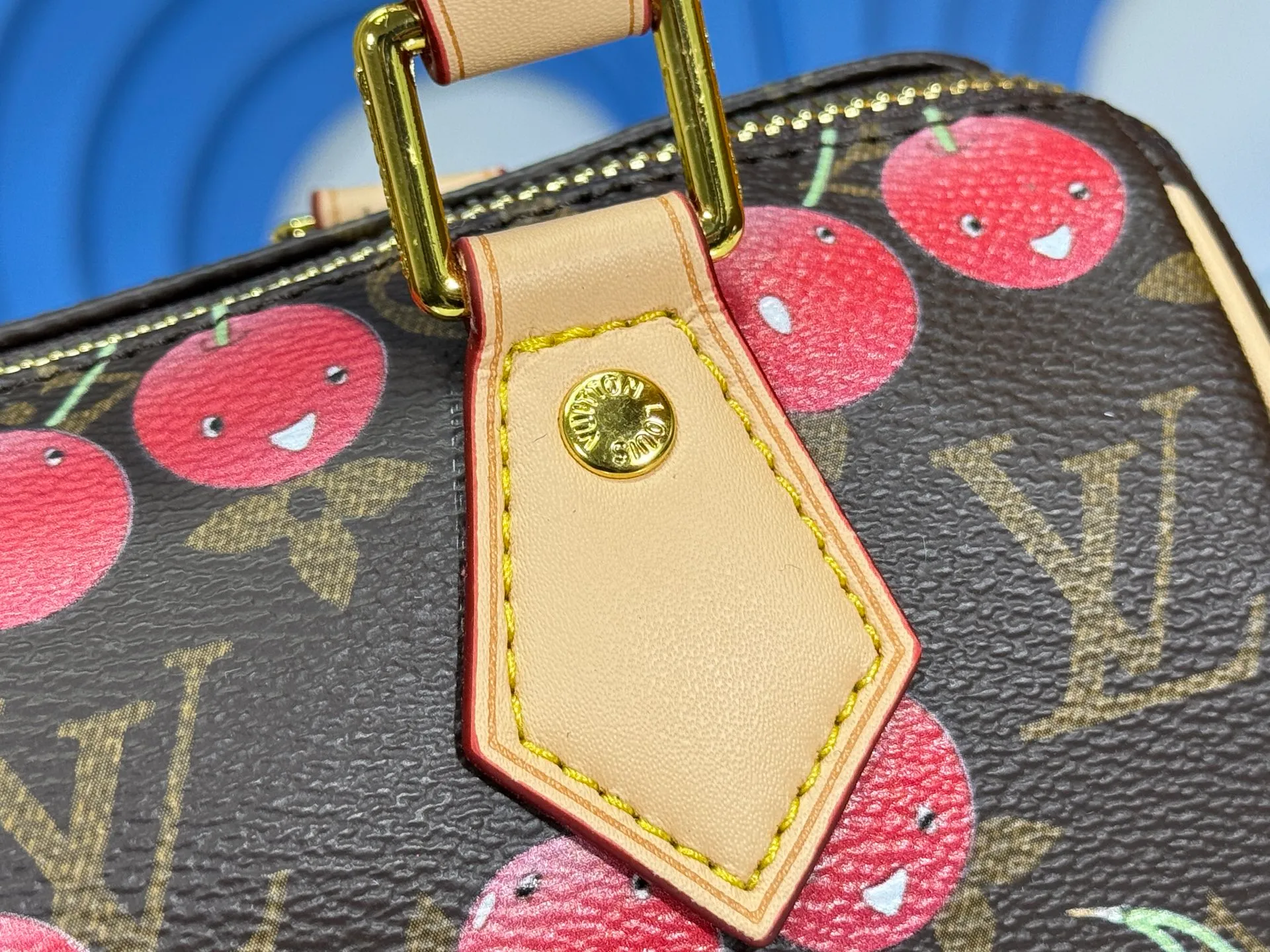 P260 Upgraded original version This cherry 🍒M13094 M46234 M46222 Speedy Bandoulière 20 handbag is made of soft coated canvas, and the full-length Monogram pattern is traced in colorful rainbow tones, highlighting the smart style of the Louis Vuitton x Murakami reissue series. The Toron handle and detachable shoulder strap are constructed of cow leather, the metal corners recall classic luggage elements, and the bow-shaped key bag and padlock add brand touches. Dimensions: 20.5 x 13.5 x 12.0 cm (length x height x width)