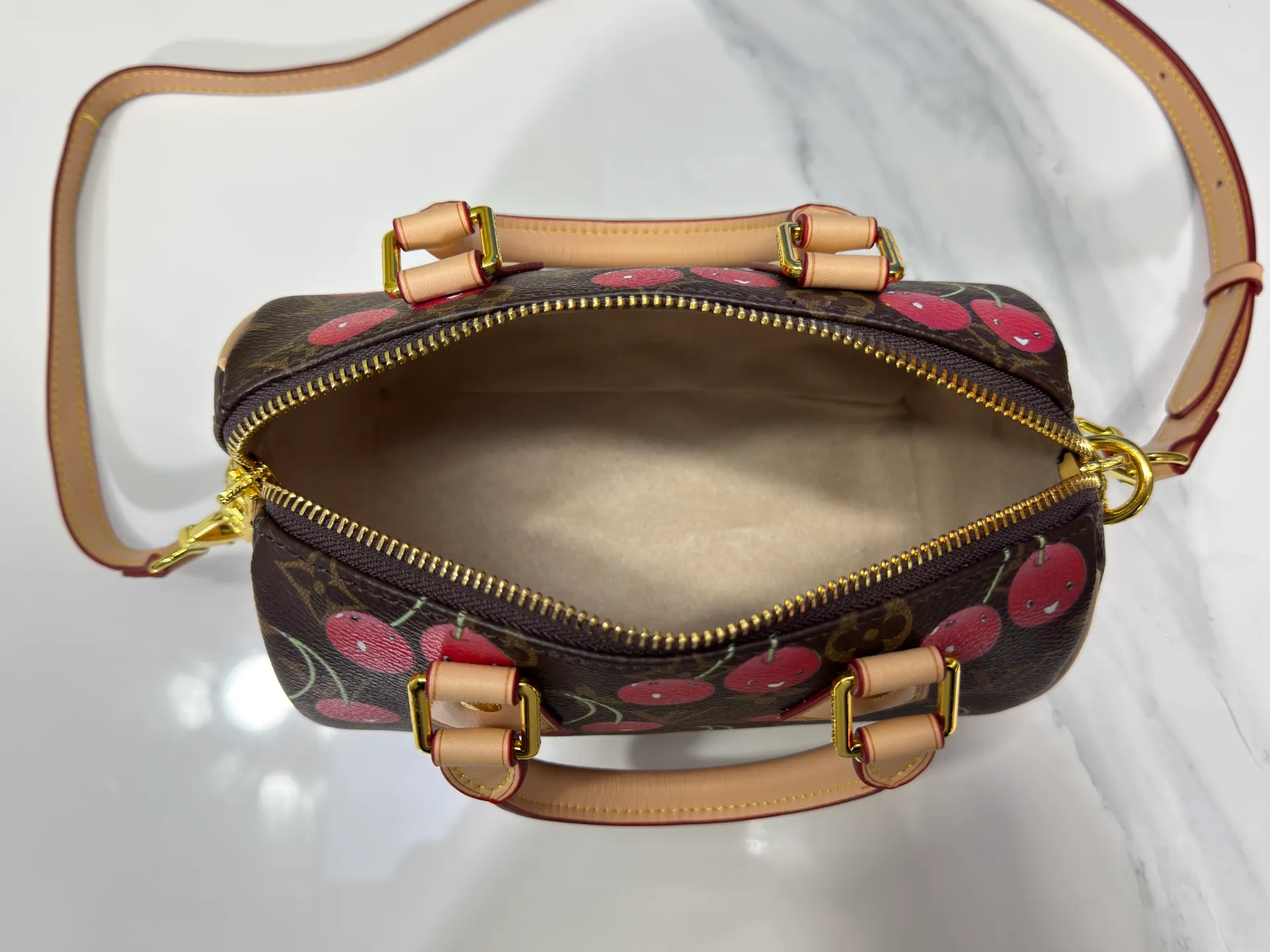 P260 Upgraded original version This cherry 🍒M13094 M46234 M46222 Speedy Bandoulière 20 handbag is made of soft coated canvas, and the full-length Monogram pattern is traced in colorful rainbow tones, highlighting the smart style of the Louis Vuitton x Murakami reissue series. The Toron handle and detachable shoulder strap are constructed of cow leather, the metal corners recall classic luggage elements, and the bow-shaped key bag and padlock add brand touches. Dimensions: 20.5 x 13.5 x 12.0 cm (length x height x width)