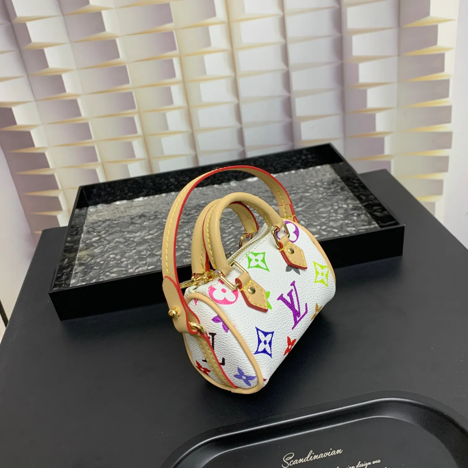 💰200 MINI KEEPALL bag charm and keychain ☀️Louis Vuitton Louis Vuitton lv mini pillow bag pendant ☀️This Mini Keepall bag charm and keychain condense the classic handbag configuration, boldly showing the spirit of adventure. Monogram canvas with LV inscribed hook buckle, whether hung on a belt or handbag, its zipper closure and built-in keychain ensure secure storage
