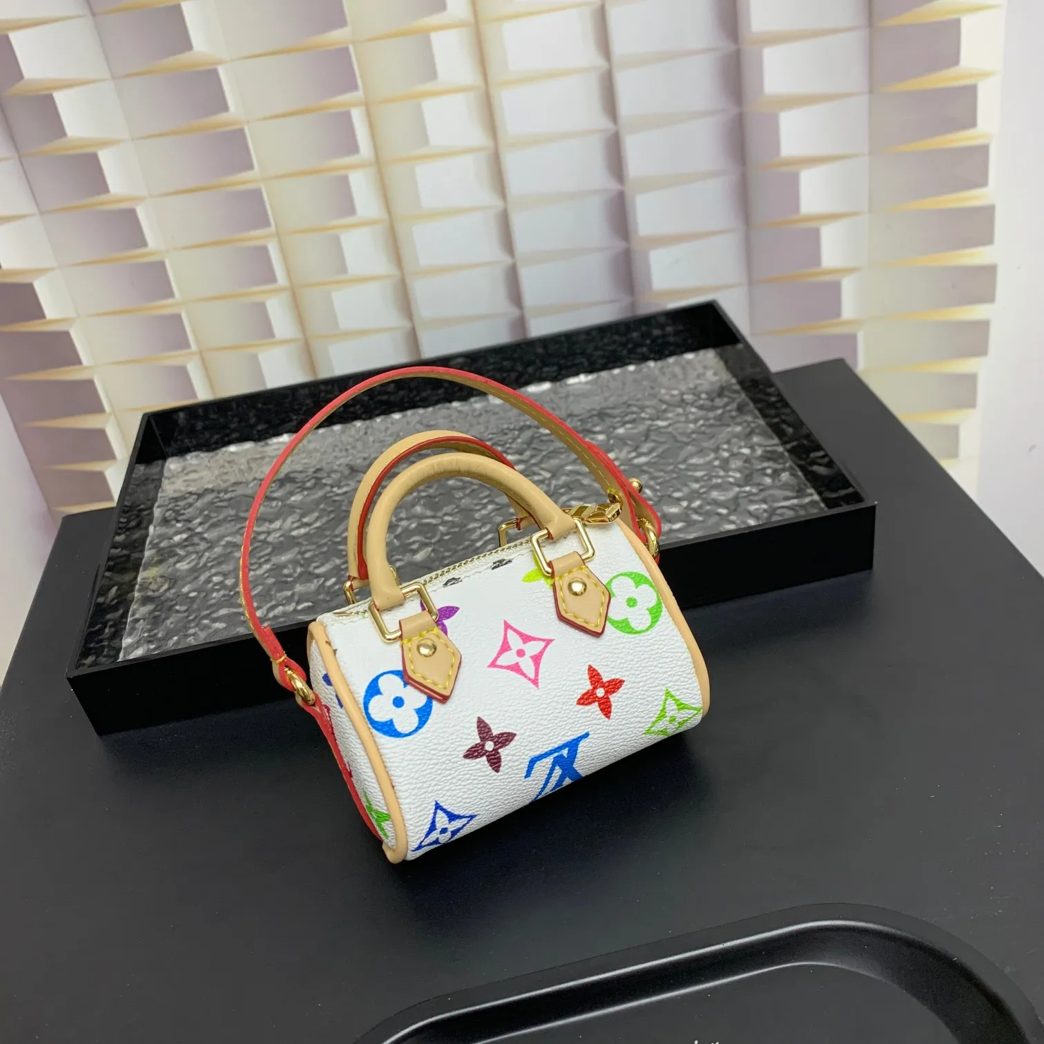 💰200 MINI KEEPALL bag charm and keychain ☀️Louis Vuitton Louis Vuitton lv mini pillow bag pendant ☀️This Mini Keepall bag charm and keychain condense the classic handbag configuration, boldly showing the spirit of adventure. Monogram canvas with LV inscribed hook buckle, whether hung on a belt or handbag, its zipper closure and built-in keychain ensure secure storage