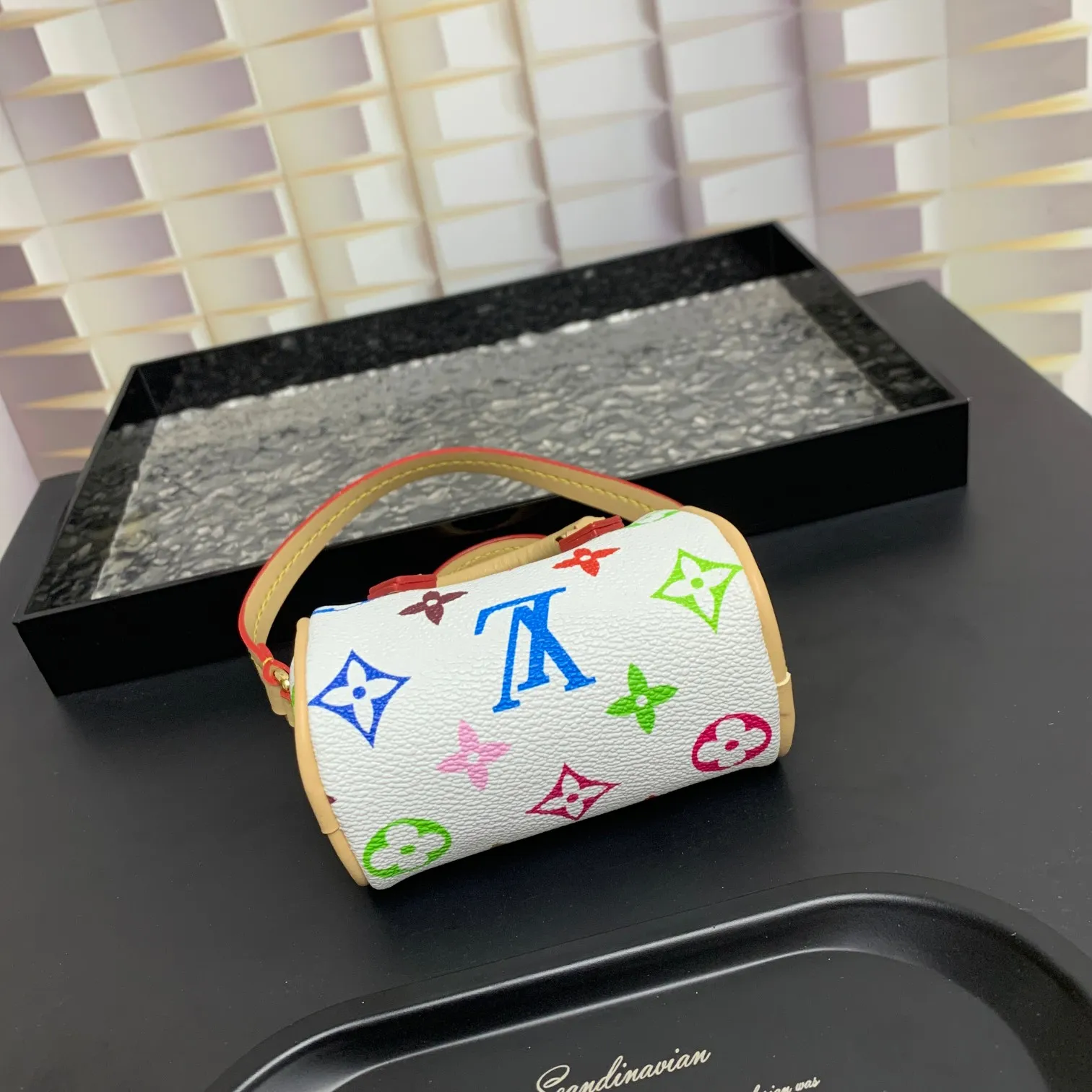 💰200 MINI KEEPALL bag charm and keychain ☀️Louis Vuitton Louis Vuitton lv mini pillow bag pendant ☀️This Mini Keepall bag charm and keychain condense the classic handbag configuration, boldly showing the spirit of adventure. Monogram canvas with LV inscribed hook buckle, whether hung on a belt or handbag, its zipper closure and built-in keychain ensure secure storage