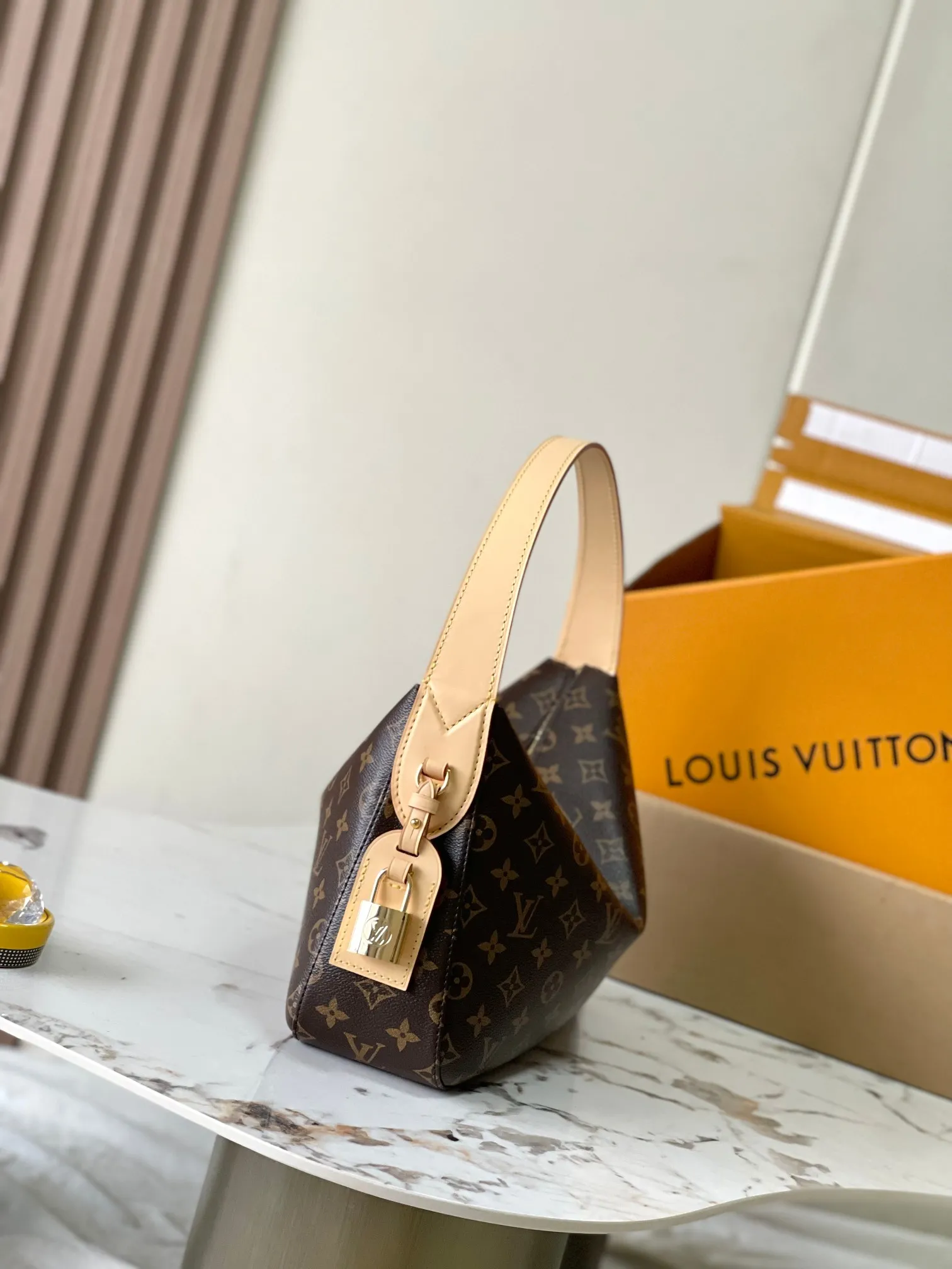 p2080 [Special grade MB chip version original leather] This second-hand Retiro small handbag Model: M11952 presbyopia dynamic chip version Material: A-grade all-steel hardware, imported original fabric Packaging: full set of original duty-free MB packaging Size: 22*9*33