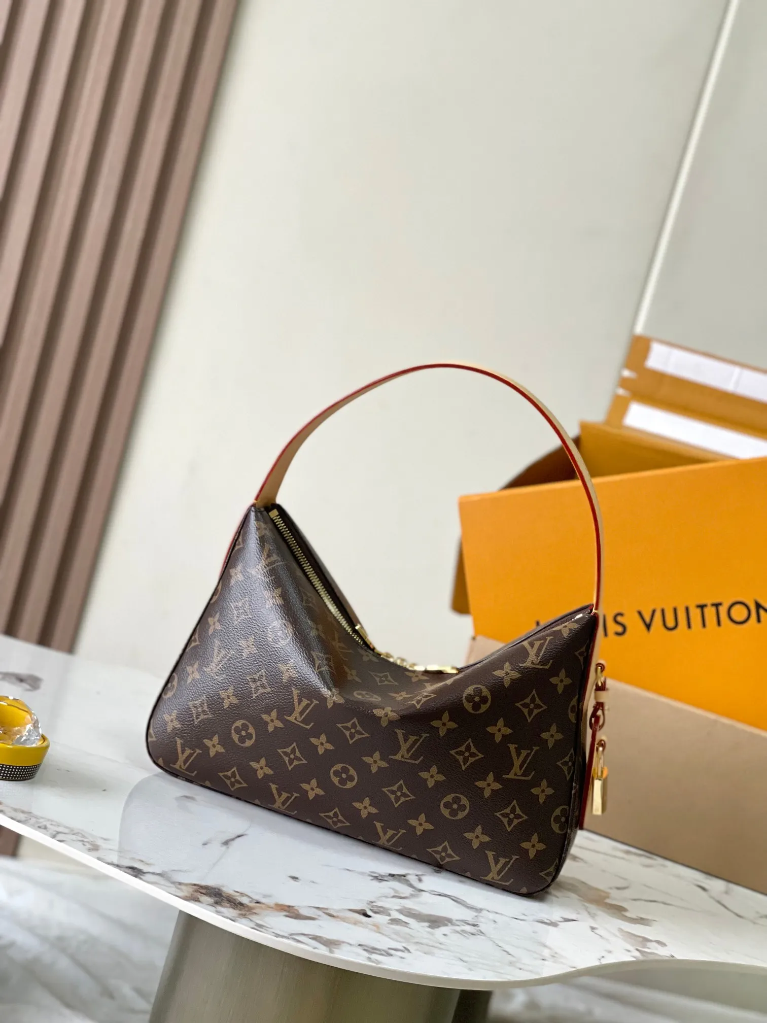 p2080 [Special grade MB chip version original leather] This second-hand Retiro small handbag Model: M11952 presbyopia dynamic chip version Material: A-grade all-steel hardware, imported original fabric Packaging: full set of original duty-free MB packaging Size: 22*9*33
