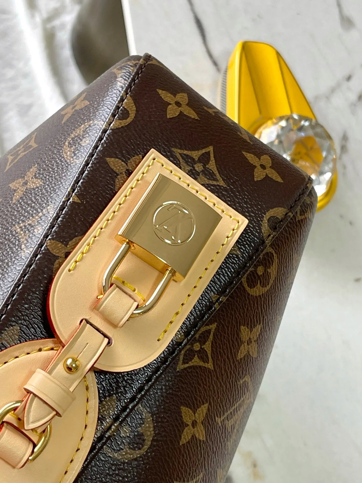p2080 [Special grade MB chip version original leather] This second-hand Retiro small handbag Model: M11952 presbyopia dynamic chip version Material: A-grade all-steel hardware, imported original fabric Packaging: full set of original duty-free MB packaging Size: 22*9*33