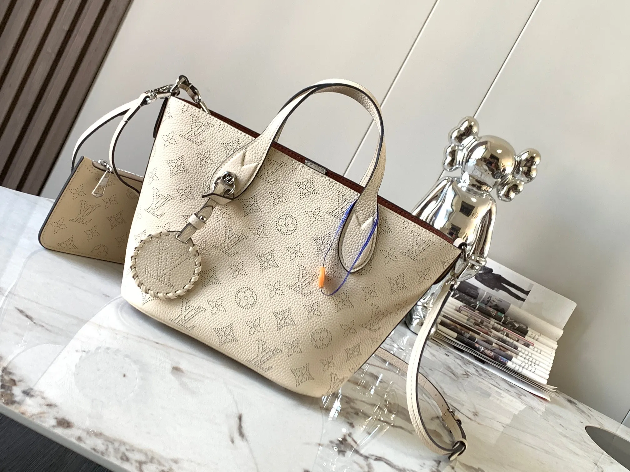 P1500 [Original leather 💋M21909 milk white] This small Blossom handbag is made of engraved and perforated cow leather, which demonstrates practical functions in a leisurely style. The inner compartment is equipped with a detachable zipper bag to easily accommodate daily needs; the handle is convenient for carrying by hand or elbow, and the detachable and adjustable shoulder strap adds shoulder and cross-body options. Detailed dimensions: 20 x 20 x 12.5 cm