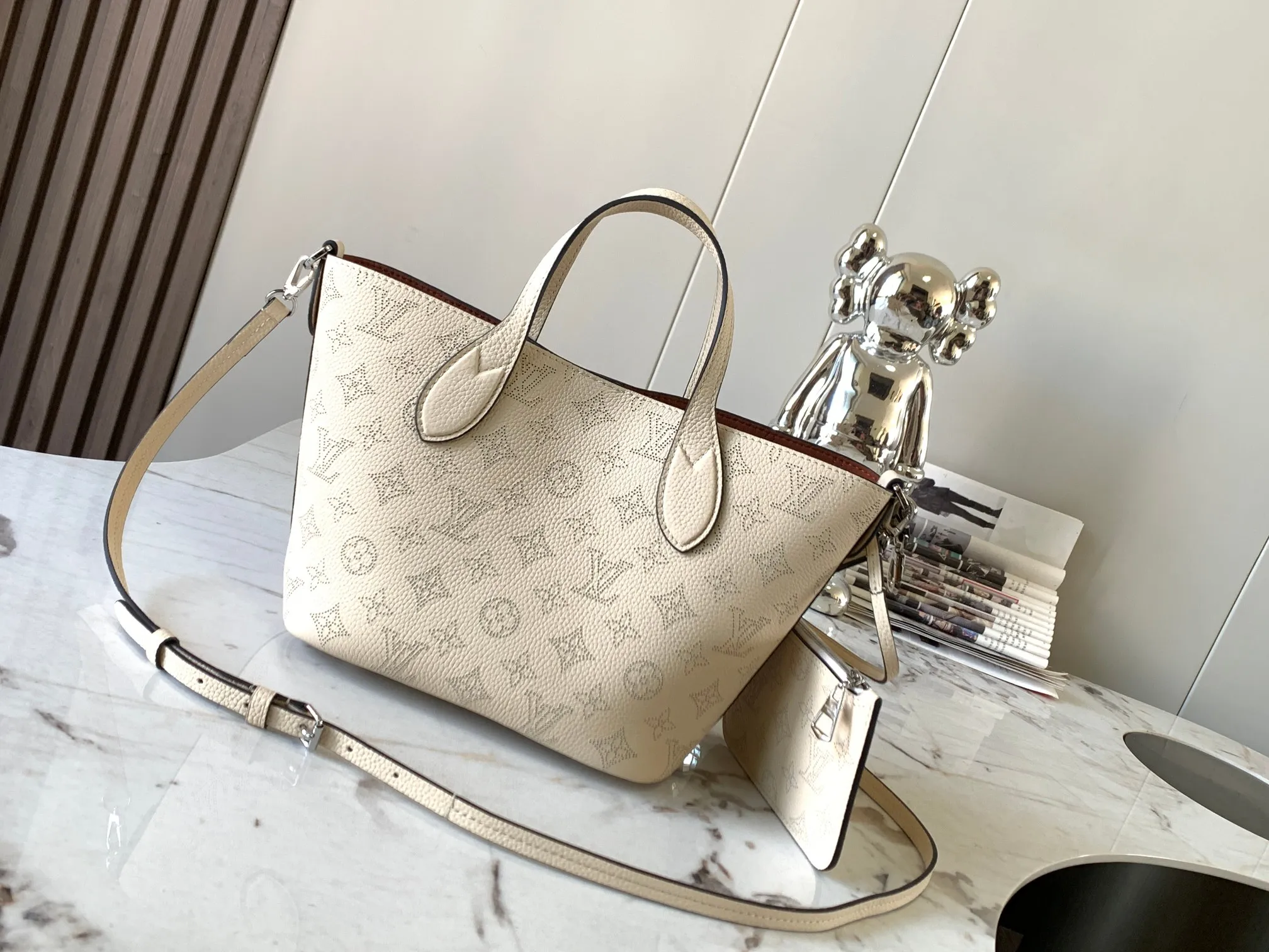 P1500 [Original leather 💋M21909 milk white] This small Blossom handbag is made of engraved and perforated cow leather, which demonstrates practical functions in a leisurely style. The inner compartment is equipped with a detachable zipper bag to easily accommodate daily needs; the handle is convenient for carrying by hand or elbow, and the detachable and adjustable shoulder strap adds shoulder and cross-body options. Detailed dimensions: 20 x 20 x 12.5 cm
