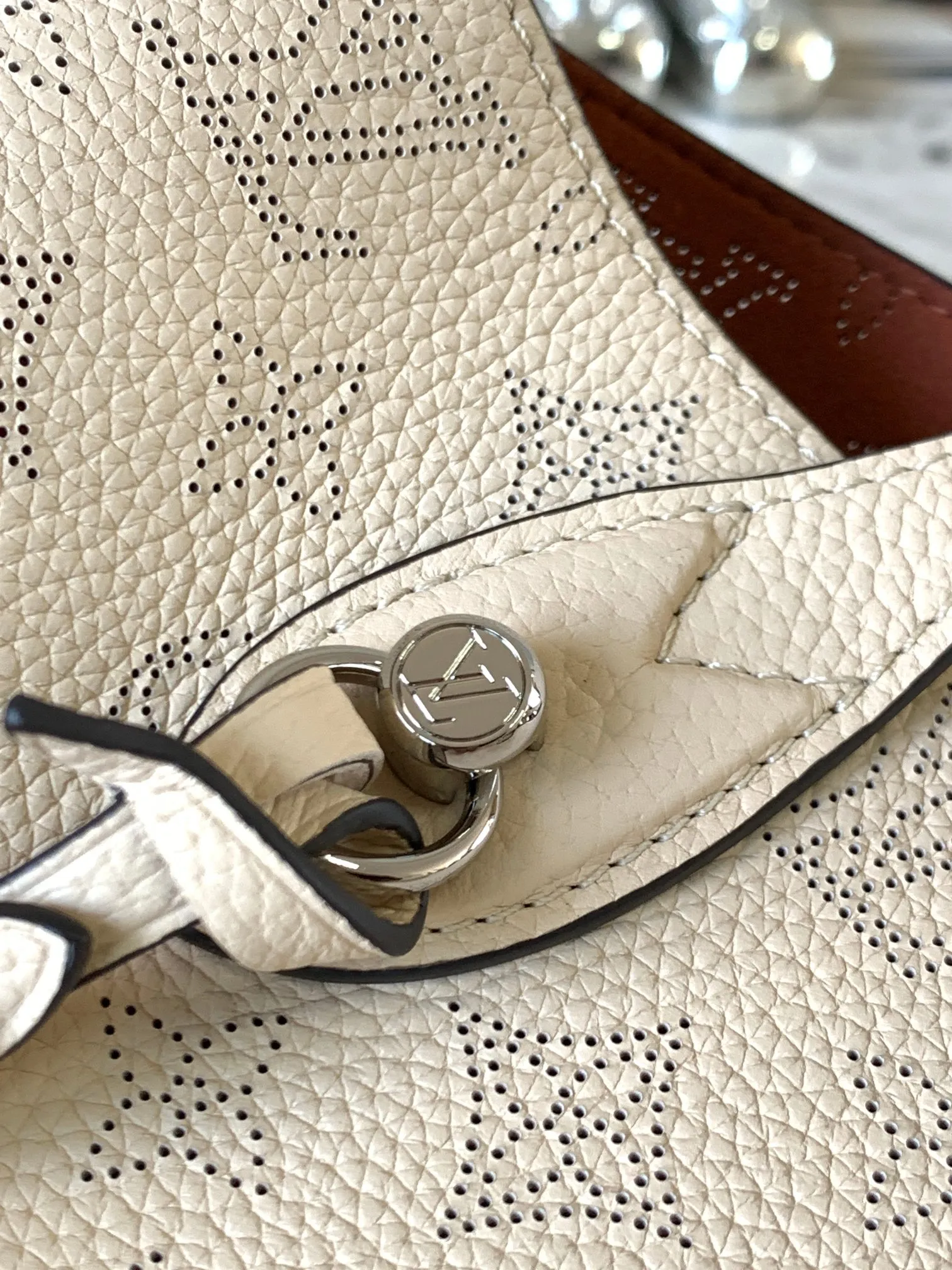 P1500 [Original leather 💋M21909 milk white] This small Blossom handbag is made of engraved and perforated cow leather, which demonstrates practical functions in a leisurely style. The inner compartment is equipped with a detachable zipper bag to easily accommodate daily needs; the handle is convenient for carrying by hand or elbow, and the detachable and adjustable shoulder strap adds shoulder and cross-body options. Detailed dimensions: 20 x 20 x 12.5 cm