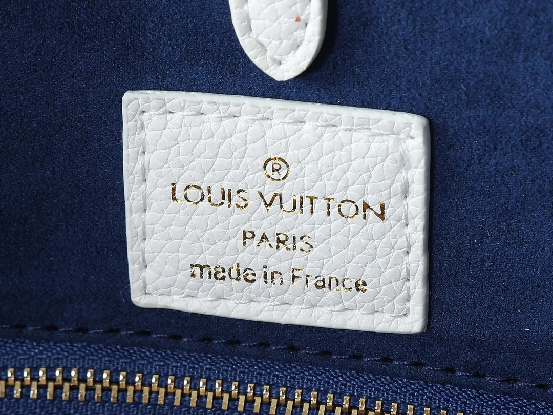 💰340💰Upgraded original version 🔥New embroidery🔥M45039 M45321 M44571 This Onthego medium handbag is decorated with classic Monogram canvas and Monogram Reverse canvas on both sides, presenting different styles at will. Toron's dual handles and shoulder strap allow for a variety of carrying options. Dimensions: 34.0 x 26.0 x 13.0 cm (length x height x width)