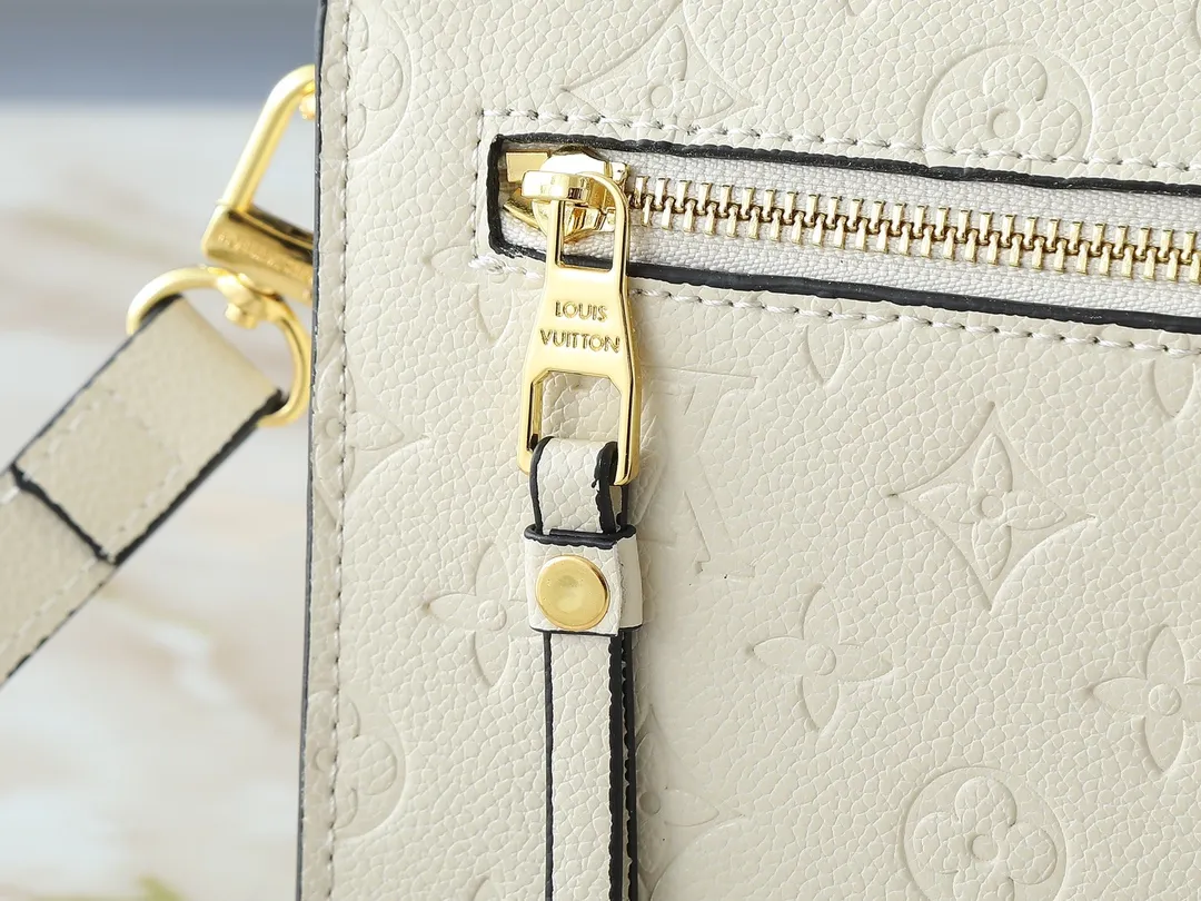 💰260💰Upgraded from the original M40780 M41487 Takashi Murakami co-branded POCHETTE MÉTIS handbag. The Pochette Métis handbag interprets the classic college backpack with a restrained yet ingenious design. Soft Monogram Empreinte leather creates a compact and flexible structure that hides plenty of space. Dimensions: 25 x 19 x 7 cm (length x height x width)