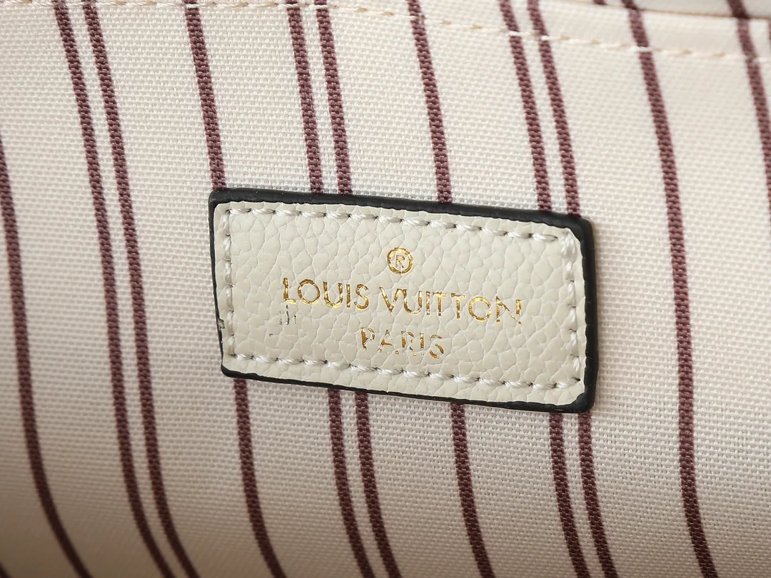 💰260💰Upgraded from the original M40780 M41487 Takashi Murakami co-branded POCHETTE MÉTIS handbag. The Pochette Métis handbag interprets the classic college backpack with a restrained yet ingenious design. Soft Monogram Empreinte leather creates a compact and flexible structure that hides plenty of space. Dimensions: 25 x 19 x 7 cm (length x height x width)