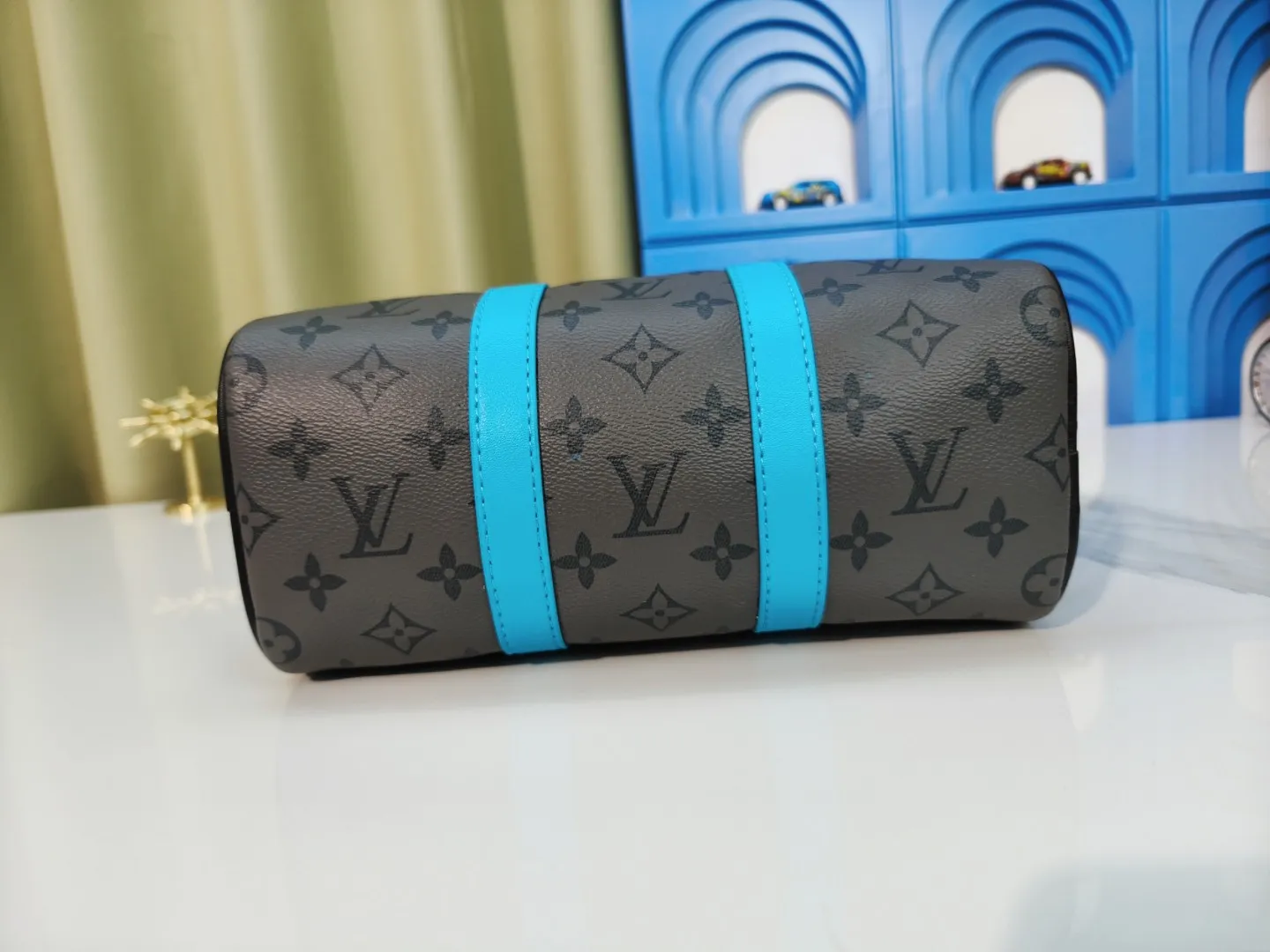 P260 upgraded original version M12609 presbyopic yellow, presbyopic blue, M11595 gradient gray, M20900 This Keepall 25 handbag is made of Monogram Eclipse Reverse canvas, showing an elegant reinterpretation of Louis Vuitton's classic pattern. Reinforced straps and leather name tags are signature elements of the Keepall collection, while a zipper closure keeps personal items safe and secure. Dimensions: 25.0 x 15.0 x 11.0 cm (length x height x width)