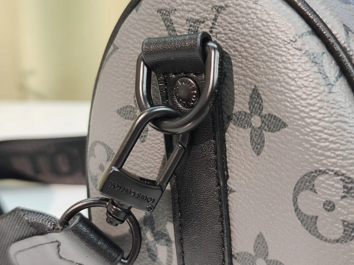 P260 upgraded original version M12609 presbyopic yellow, presbyopic blue, M11595 gradient gray, M20900 This Keepall 25 handbag is made of Monogram Eclipse Reverse canvas, showing an elegant reinterpretation of Louis Vuitton's classic pattern. Reinforced straps and leather name tags are signature elements of the Keepall collection, while a zipper closure keeps personal items safe and secure. Dimensions: 25.0 x 15.0 x 11.0 cm (length x height x width)