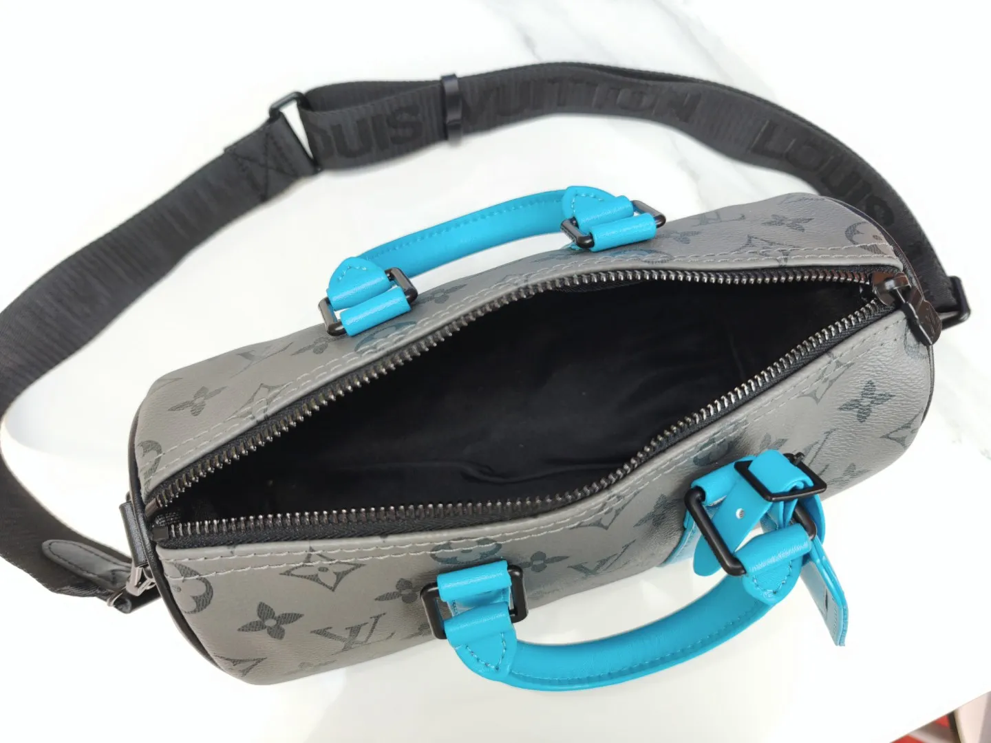 P260 upgraded original version M12609 presbyopic yellow, presbyopic blue, M11595 gradient gray, M20900 This Keepall 25 handbag is made of Monogram Eclipse Reverse canvas, showing an elegant reinterpretation of Louis Vuitton's classic pattern. Reinforced straps and leather name tags are signature elements of the Keepall collection, while a zipper closure keeps personal items safe and secure. Dimensions: 25.0 x 15.0 x 11.0 cm (length x height x width)