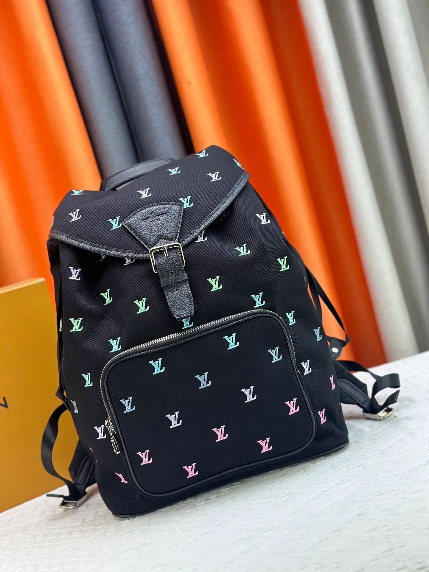 P440 Model No. M14135 41379 This Montsouris backpack is made of washed LV Blason denim, with deep tones to accentuate the gradient effect of the LV letters, showing Pharrell Williams' creative ingenuity in translating graceful music into fashion language. The zippered front pocket provides easy access to everyday items, while the drawstring closure and magnetic laces provide ample space. Detailed characteristics32x40x19cm (lengthxheightxwidth) LV Blason denim