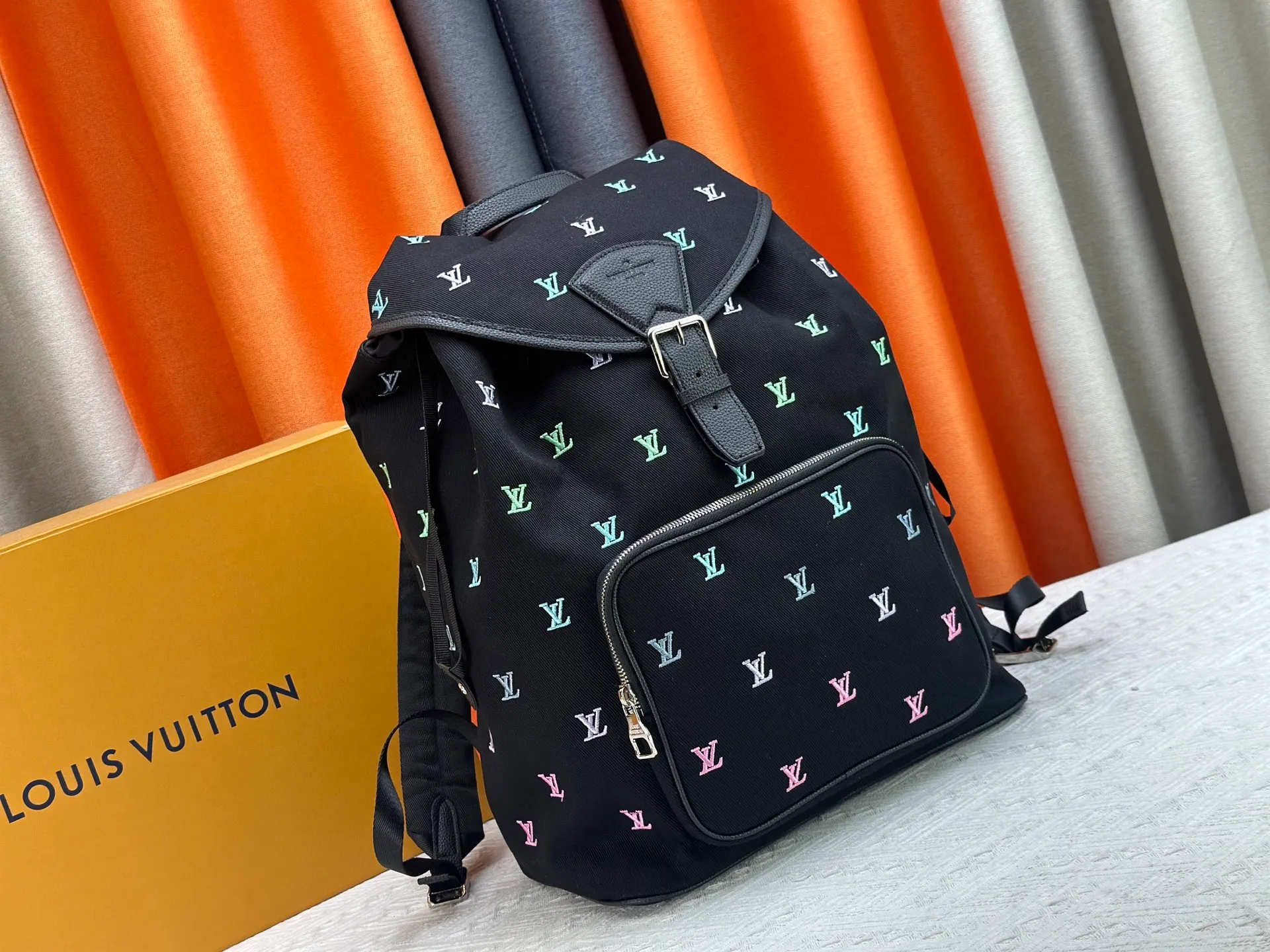 P440 Model No. M14135 41379 This Montsouris backpack is made of washed LV Blason denim, with deep tones to accentuate the gradient effect of the LV letters, showing Pharrell Williams' creative ingenuity in translating graceful music into fashion language. The zippered front pocket provides easy access to everyday items, while the drawstring closure and magnetic laces provide ample space. Detailed characteristics32x40x19cm (lengthxheightxwidth) LV Blason denim