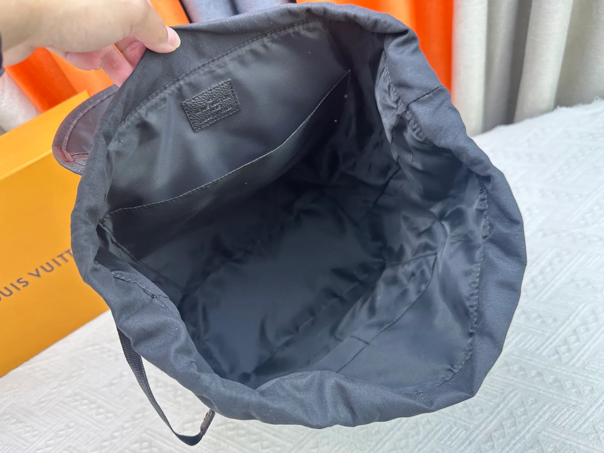 P440 Model No. M14135 41379 This Montsouris backpack is made of washed LV Blason denim, with deep tones to accentuate the gradient effect of the LV letters, showing Pharrell Williams' creative ingenuity in translating graceful music into fashion language. The zippered front pocket provides easy access to everyday items, while the drawstring closure and magnetic laces provide ample space. Detailed characteristics32x40x19cm (lengthxheightxwidth) LV Blason denim