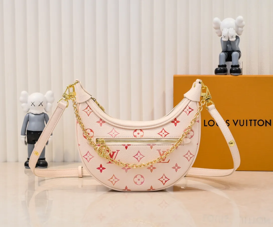 💰280💰Upgraded original version ⭐️New embossed silk screen moon bag🔥Model: M81166 M81098🔥🔥The latest item moon bag🌙! Nicolas Ghesquière traces its origins to the Croissant handbag in the Louis Vuitton archives and launches the Loop half-moon baguette bag in the 2022 early spring series. The compact construction follows the movement of your body, the zippered front pocket features a rounded LV zipper pull, and the chain and leather shoulder strap allow for shoulder or cross-body wear. Detailed features 23 x 13 x 6