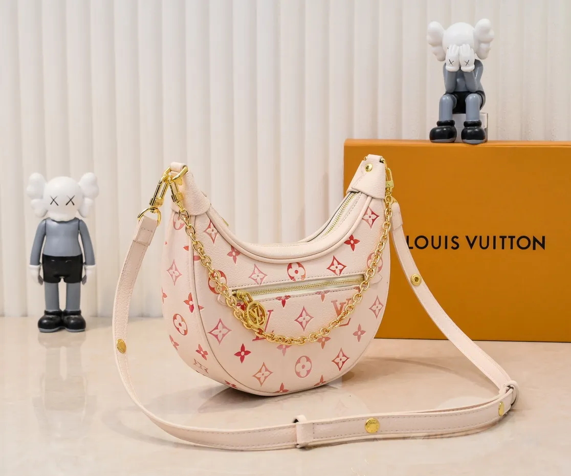 💰280💰Upgraded original version ⭐️New embossed silk screen moon bag🔥Model: M81166 M81098🔥🔥The latest item moon bag🌙! Nicolas Ghesquière traces its origins to the Croissant handbag in the Louis Vuitton archives and launches the Loop half-moon baguette bag in the 2022 early spring series. The compact construction follows the movement of your body, the zippered front pocket features a rounded LV zipper pull, and the chain and leather shoulder strap allow for shoulder or cross-body wear. Detailed features 23 x 13 x 6