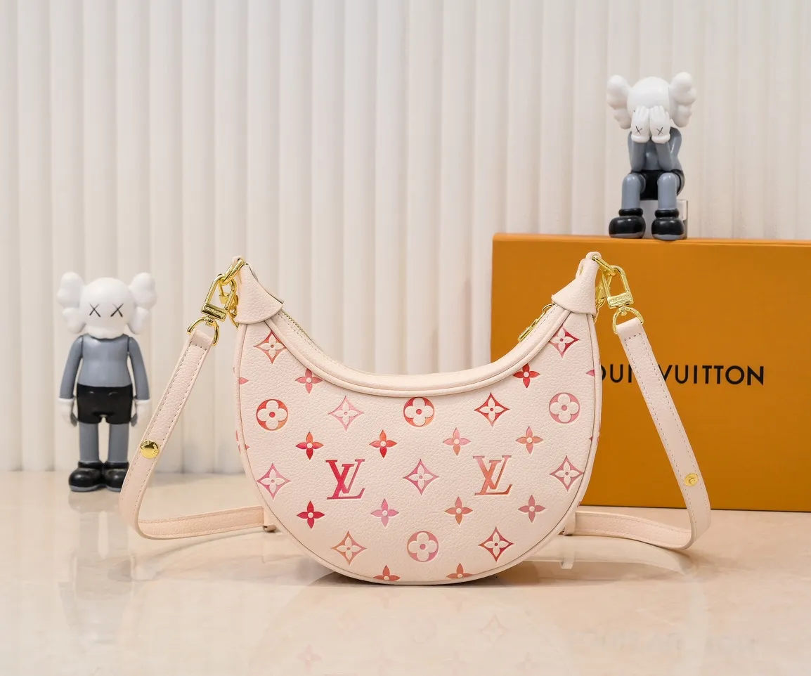 💰280💰Upgraded original version ⭐️New embossed silk screen moon bag🔥Model: M81166 M81098🔥🔥The latest item moon bag🌙! Nicolas Ghesquière traces its origins to the Croissant handbag in the Louis Vuitton archives and launches the Loop half-moon baguette bag in the 2022 early spring series. The compact construction follows the movement of your body, the zippered front pocket features a rounded LV zipper pull, and the chain and leather shoulder strap allow for shoulder or cross-body wear. Detailed features 23 x 13 x 6