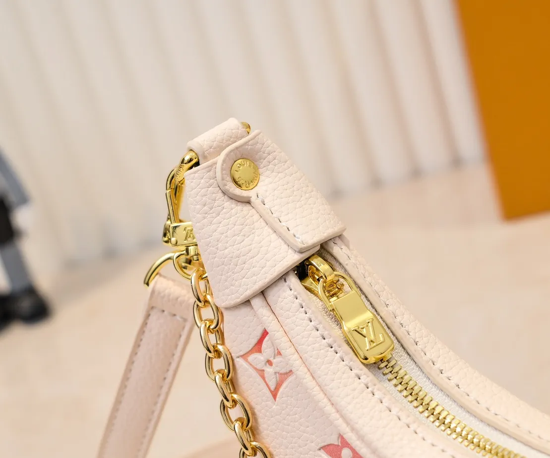 💰280💰Upgraded original version ⭐️New embossed silk screen moon bag🔥Model: M81166 M81098🔥🔥The latest item moon bag🌙! Nicolas Ghesquière traces its origins to the Croissant handbag in the Louis Vuitton archives and launches the Loop half-moon baguette bag in the 2022 early spring series. The compact construction follows the movement of your body, the zippered front pocket features a rounded LV zipper pull, and the chain and leather shoulder strap allow for shoulder or cross-body wear. Detailed features 23 x 13 x 6