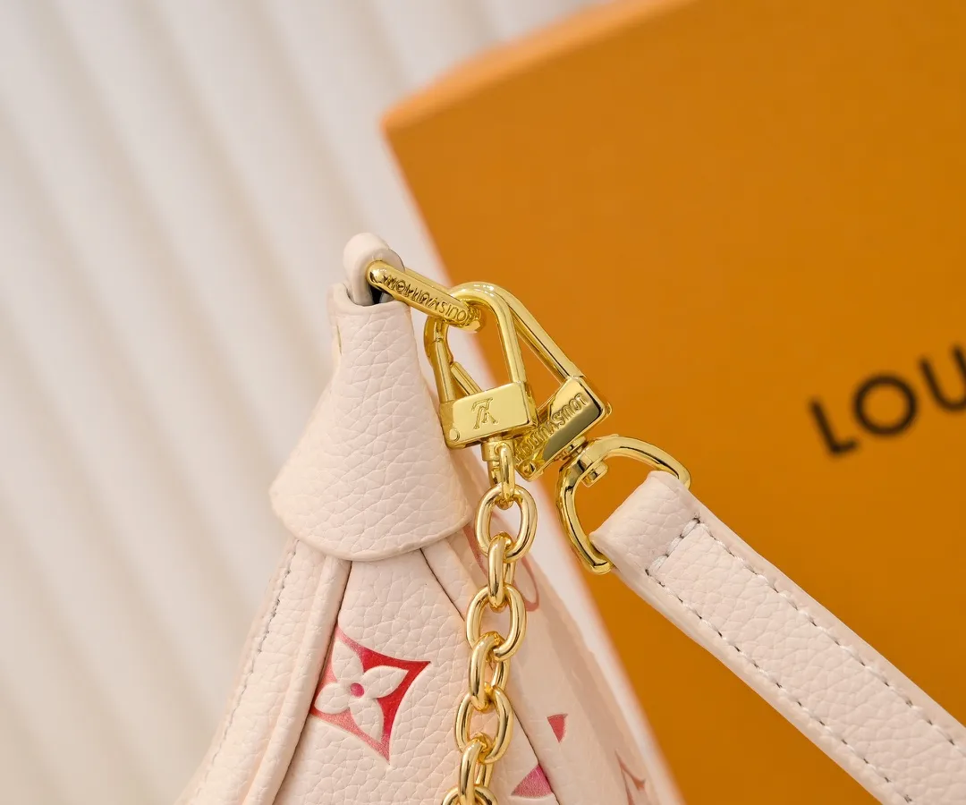 💰280💰Upgraded original version ⭐️New embossed silk screen moon bag🔥Model: M81166 M81098🔥🔥The latest item moon bag🌙! Nicolas Ghesquière traces its origins to the Croissant handbag in the Louis Vuitton archives and launches the Loop half-moon baguette bag in the 2022 early spring series. The compact construction follows the movement of your body, the zippered front pocket features a rounded LV zipper pull, and the chain and leather shoulder strap allow for shoulder or cross-body wear. Detailed features 23 x 13 x 6