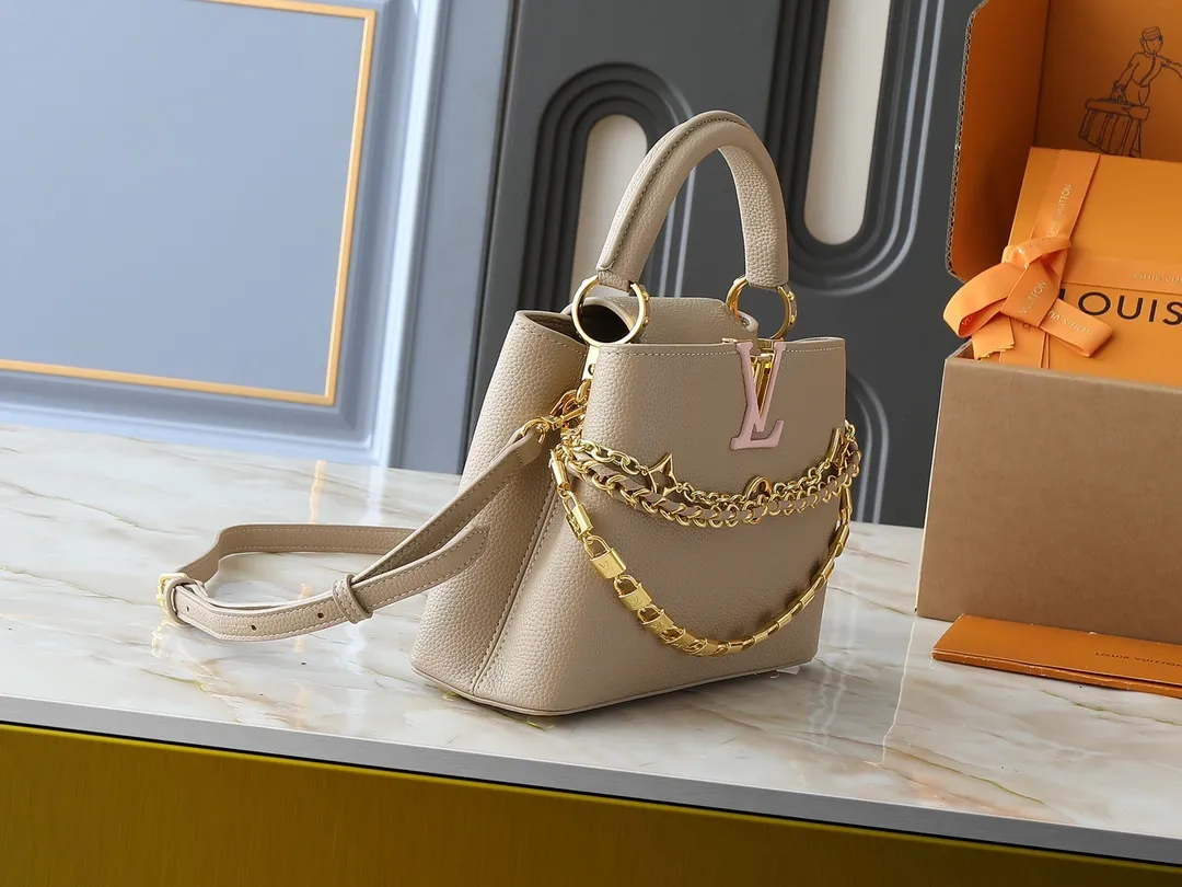 💰420💰Guangzhou goods Upgraded original M12345 M12346 M12279 M11908 M11906 This Capucines BB handbag is from the Trilogy series, using Taurillon cow leather and dazzling metal parts to convey elegant style. The gorgeous chain is embellished with a mini padlock and an enamel Monogram flower. The flap can be placed externally or internally to open multiple pockets. The sophisticated design allows for a variety of carrying experiences. Dimensions: 27.0 x 17.3 x 9.0 cm (length x height x width)
