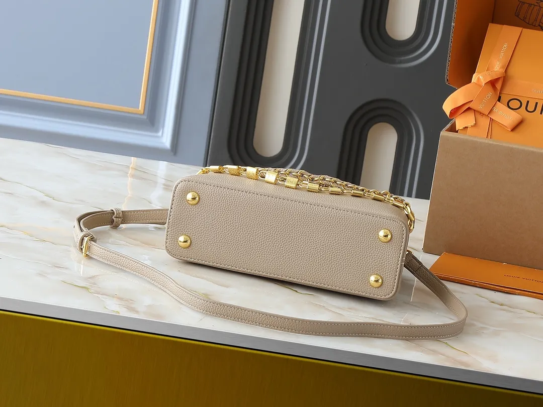💰420💰Guangzhou goods Upgraded original M12345 M12346 M12279 M11908 M11906 This Capucines BB handbag is from the Trilogy series, using Taurillon cow leather and dazzling metal parts to convey elegant style. The gorgeous chain is embellished with a mini padlock and an enamel Monogram flower. The flap can be placed externally or internally to open multiple pockets. The sophisticated design allows for a variety of carrying experiences. Dimensions: 27.0 x 17.3 x 9.0 cm (length x height x width)