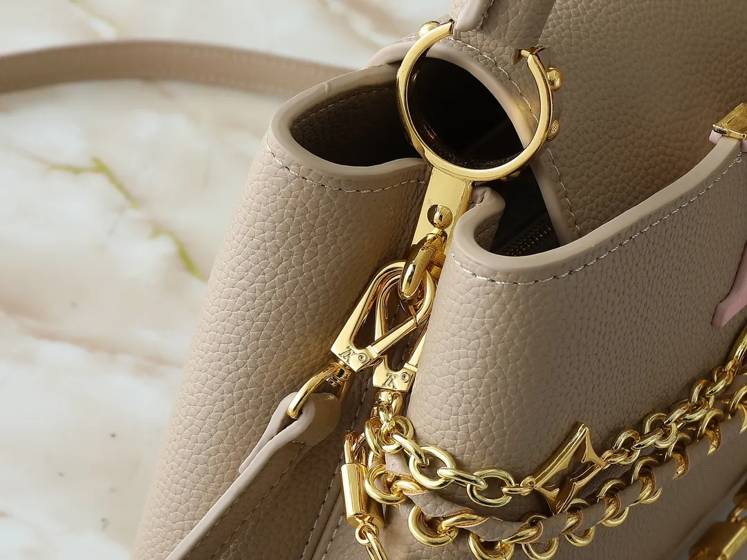 💰420💰Guangzhou goods Upgraded original M12345 M12346 M12279 M11908 M11906 This Capucines BB handbag is from the Trilogy series, using Taurillon cow leather and dazzling metal parts to convey elegant style. The gorgeous chain is embellished with a mini padlock and an enamel Monogram flower. The flap can be placed externally or internally to open multiple pockets. The sophisticated design allows for a variety of carrying experiences. Dimensions: 27.0 x 17.3 x 9.0 cm (length x height x width)