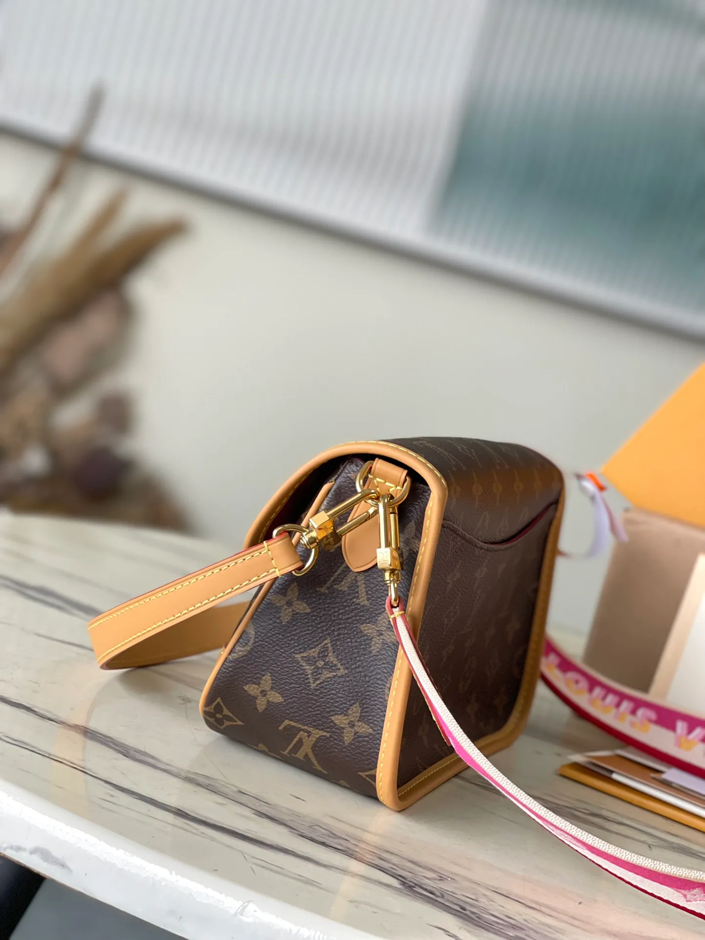 💰760 (top layer leather) top original order M46049. Support counter inspection. The photos taken of duty-free goods are consistent with the product without opening the packaging. This product is an exclusive duty-free product in the market and is the highest-end product. Inspection is supported. This product has passed strict inspection and is flawless. Please wear gloves when touching the product. This product is not returnable or exchangeable. Please confirm the product first and then remove the label on the handle. This product is temporarily not open to the public, only regular customers, and is in short supply. Dimensions: 25 x 9 x 15 cm