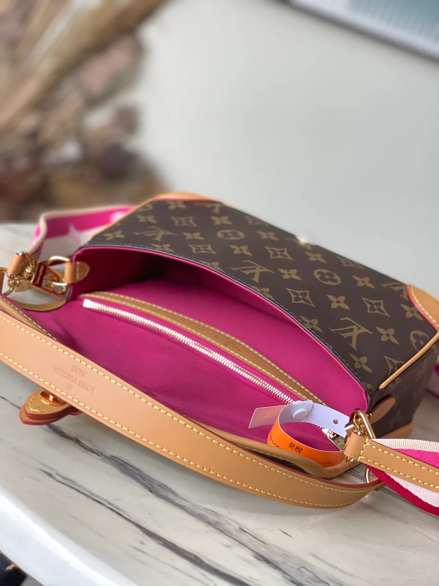 💰760 (top layer leather) top original order M46049. Support counter inspection. The photos taken of duty-free goods are consistent with the product without opening the packaging. This product is an exclusive duty-free product in the market and is the highest-end product. Inspection is supported. This product has passed strict inspection and is flawless. Please wear gloves when touching the product. This product is not returnable or exchangeable. Please confirm the product first and then remove the label on the handle. This product is temporarily not open to the public, only regular customers, and is in short supply. Dimensions: 25 x 9 x 15 cm