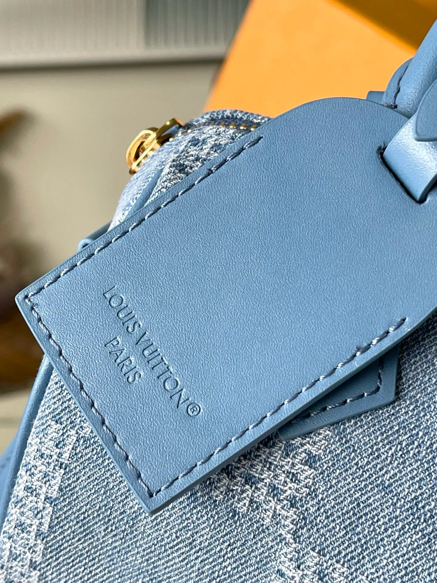 💰900 Top Original Order N00208 This Speedy 18 Bandouliere handbag is made of Damier Denim 3D cotton canvas, with leather trim and dazzling metal parts. Pharrell Wiliams incorporates the retro Marque L.Vuitton Deposee logo into the plaid pattern, telling the inspiration of the brand's original Damier pattern. Detachable and adjustable shoulder strap for easy shoulder and cross-body wear. Dimensions: 18 × 12 × 10 cm