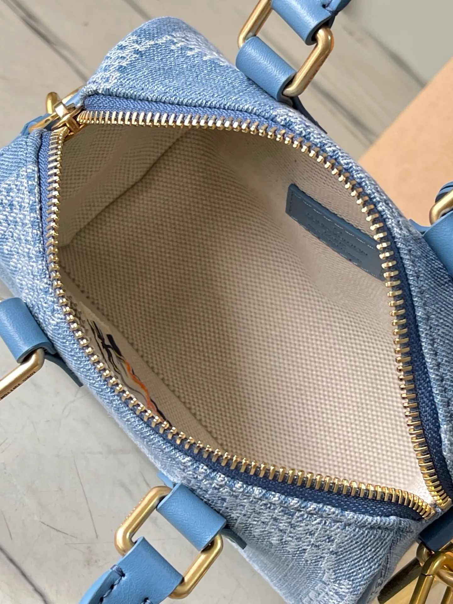💰900 Top Original Order N00208 This Speedy 18 Bandouliere handbag is made of Damier Denim 3D cotton canvas, with leather trim and dazzling metal parts. Pharrell Wiliams incorporates the retro Marque L.Vuitton Deposee logo into the plaid pattern, telling the inspiration of the brand's original Damier pattern. Detachable and adjustable shoulder strap for easy shoulder and cross-body wear. Dimensions: 18 × 12 × 10 cm