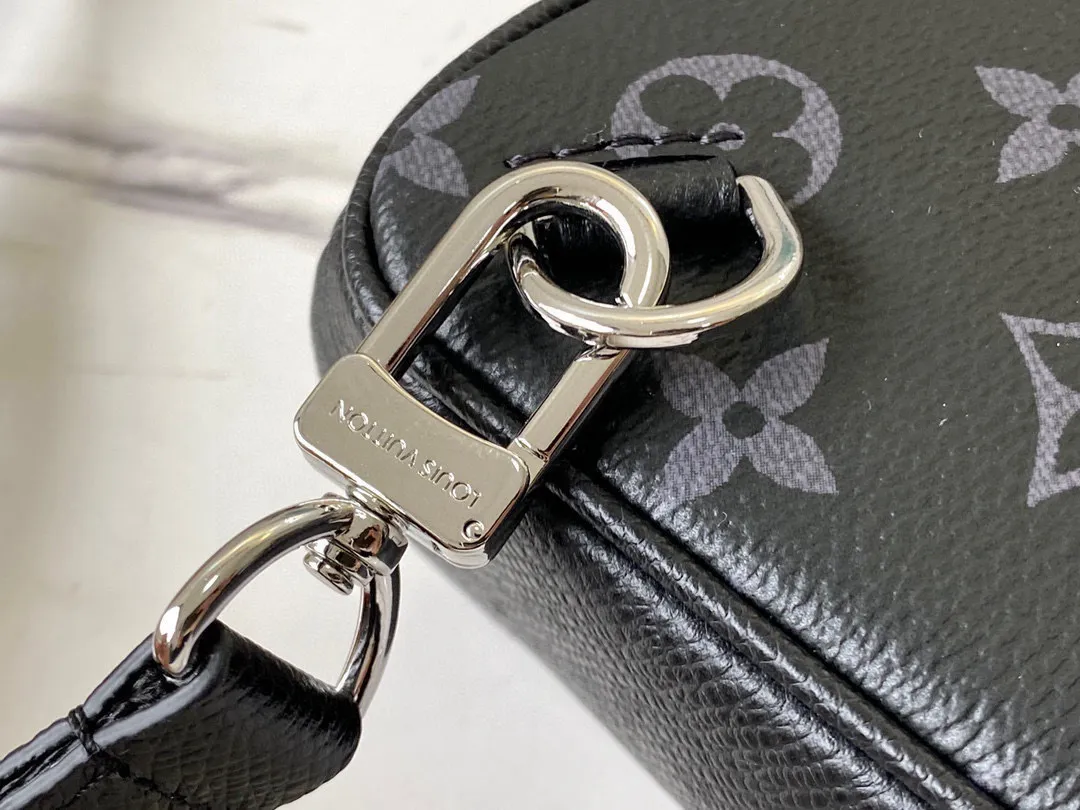 💰700 (top-grain leather) Top-quality original M30741 Taigarama series newly launches this outdoor shoulder bag, which is made of flexible Taïga leather and classic canvas to create a dynamic structure. It's the perfect size to hold everything you need on the go, and the front pocket can hold headphones or keys. Adjustable shoulder strap allows for left and right carrying. Dimensions: 13 x 21 x 5 cm
