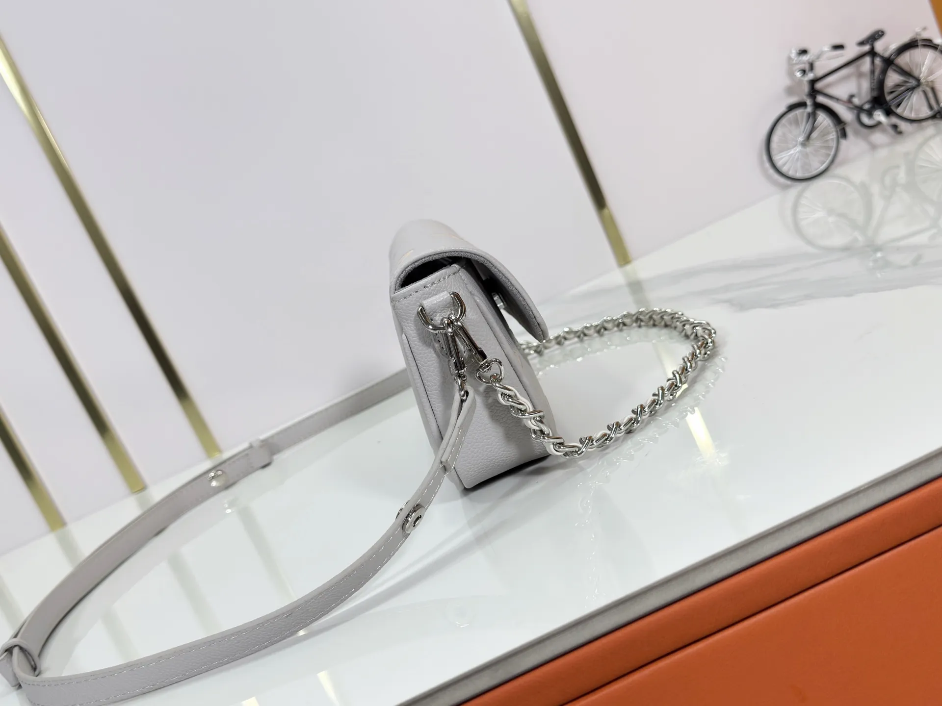 P180 Upgraded original M82211 M82210 M14225 M81911 This Wallet on Chain Ivy handbag is embossed with a large Monogram pattern on the surface of Monogram Empreinte grain leather, making it a trendy choice for daily travel and evening occasions. Cleverly using a short chain and a detachable and adjustable leather shoulder strap, it can be worn handheld, on the shoulder, or as a crossbody. Dimensions: 23.5 x 12.0 x 4.3 cm (length x height x width)