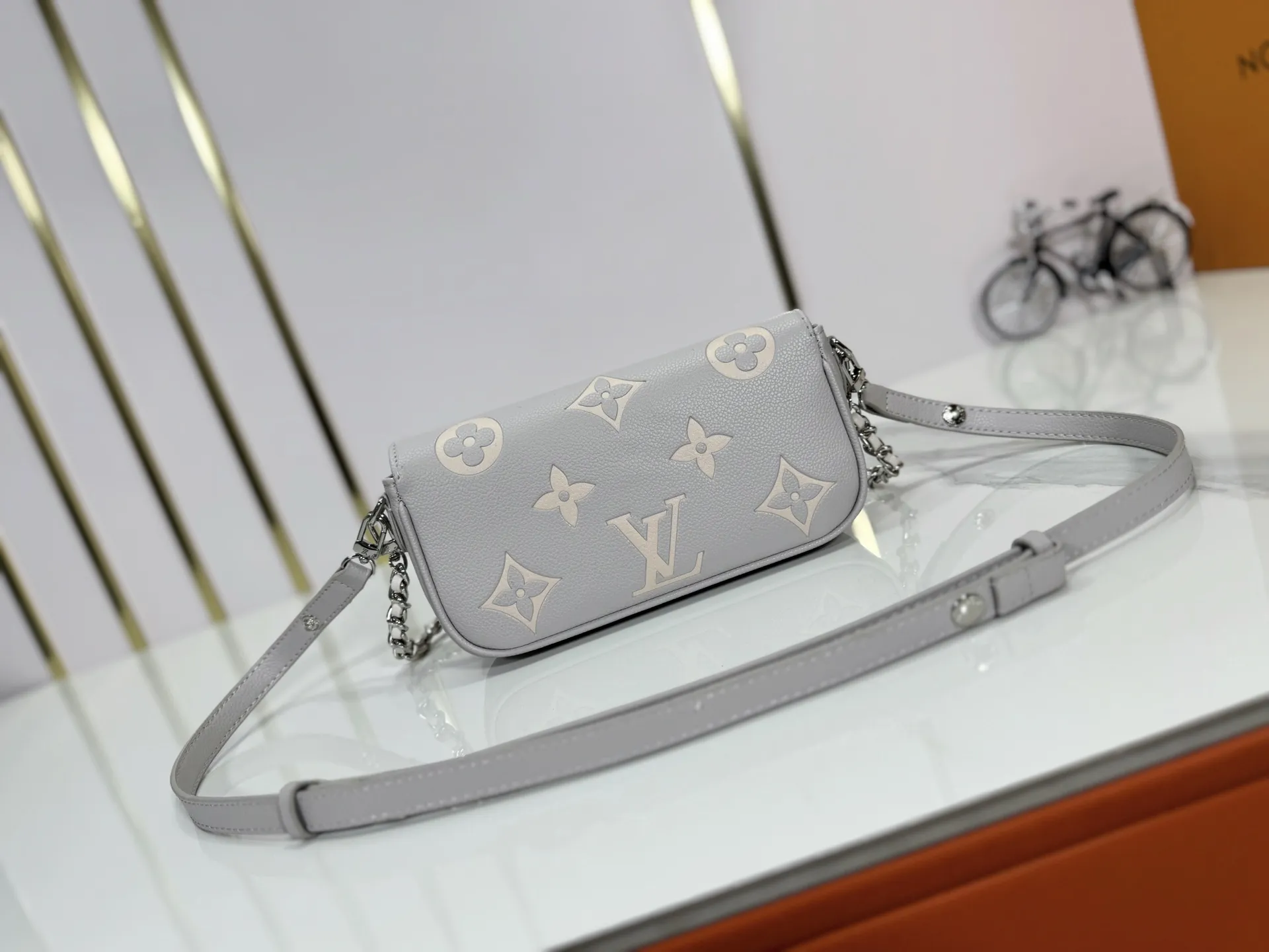 P180 Upgraded original M82211 M82210 M14225 M81911 This Wallet on Chain Ivy handbag is embossed with a large Monogram pattern on the surface of Monogram Empreinte grain leather, making it a trendy choice for daily travel and evening occasions. Cleverly using a short chain and a detachable and adjustable leather shoulder strap, it can be worn handheld, on the shoulder, or as a crossbody. Dimensions: 23.5 x 12.0 x 4.3 cm (length x height x width)