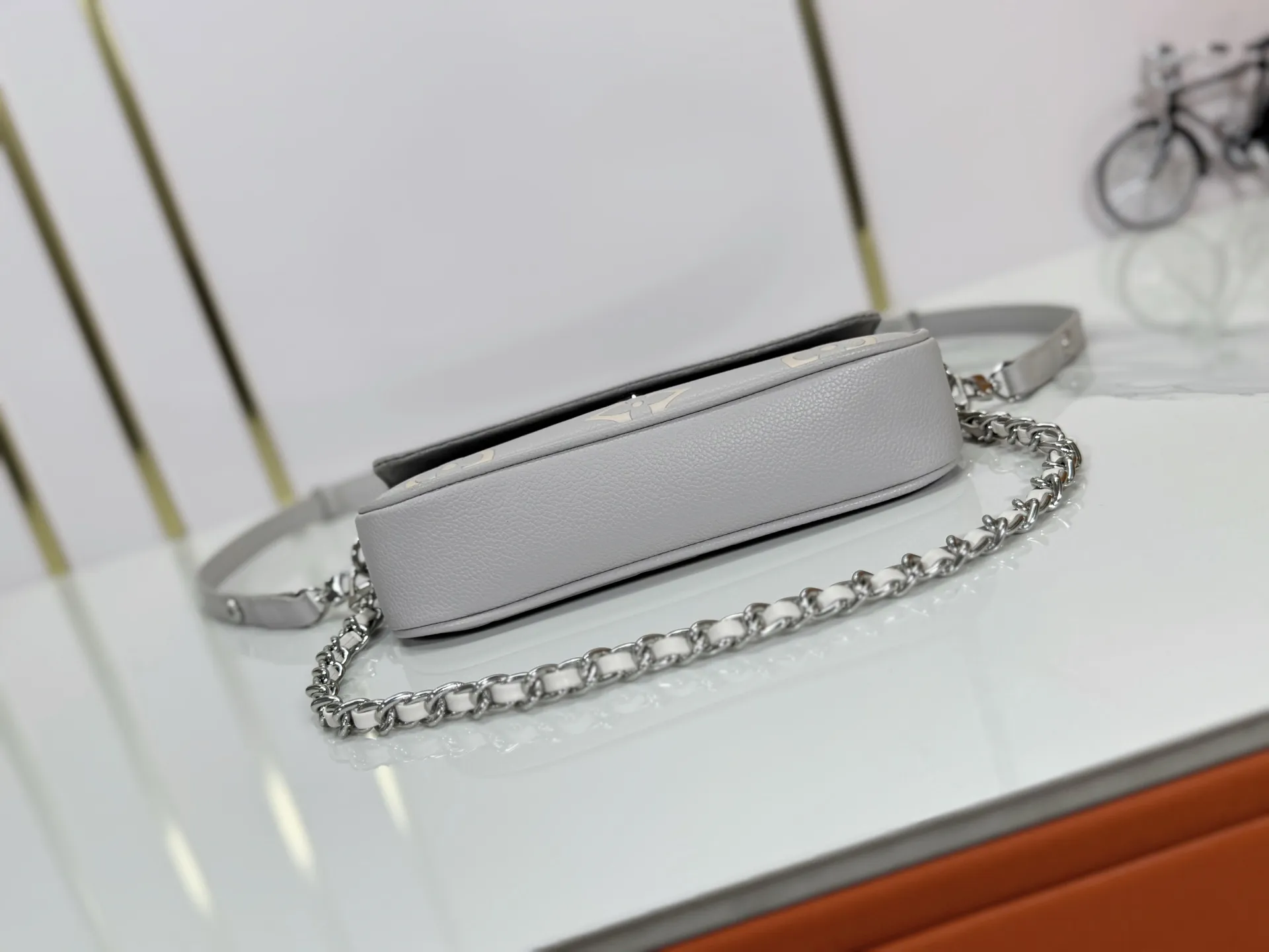 P180 Upgraded original M82211 M82210 M14225 M81911 This Wallet on Chain Ivy handbag is embossed with a large Monogram pattern on the surface of Monogram Empreinte grain leather, making it a trendy choice for daily travel and evening occasions. Cleverly using a short chain and a detachable and adjustable leather shoulder strap, it can be worn handheld, on the shoulder, or as a crossbody. Dimensions: 23.5 x 12.0 x 4.3 cm (length x height x width)
