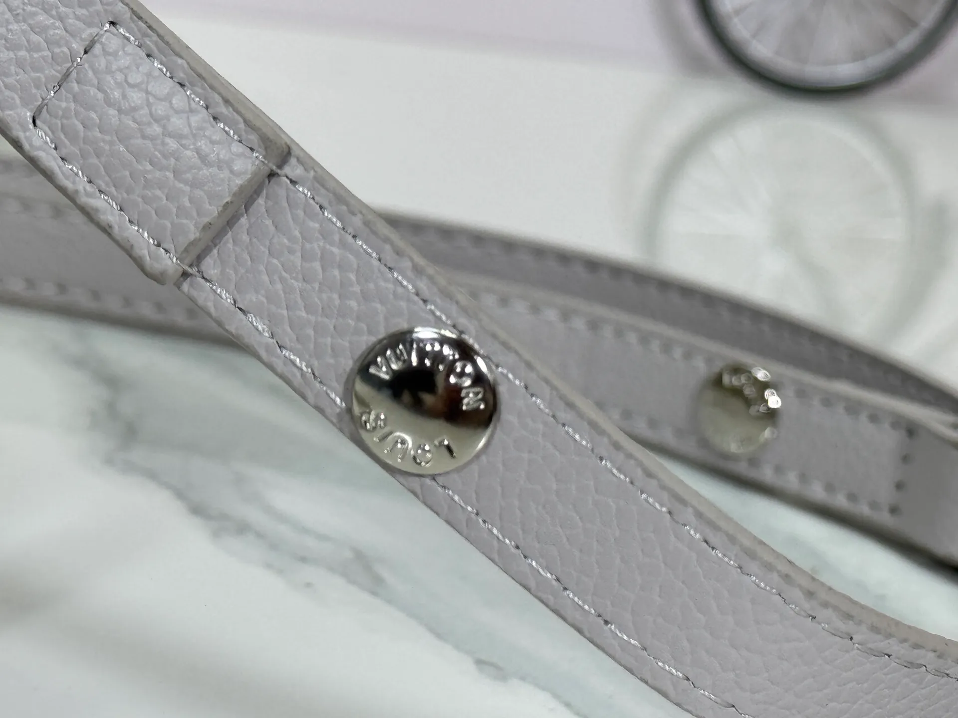 P180 Upgraded original M82211 M82210 M14225 M81911 This Wallet on Chain Ivy handbag is embossed with a large Monogram pattern on the surface of Monogram Empreinte grain leather, making it a trendy choice for daily travel and evening occasions. Cleverly using a short chain and a detachable and adjustable leather shoulder strap, it can be worn handheld, on the shoulder, or as a crossbody. Dimensions: 23.5 x 12.0 x 4.3 cm (length x height x width)