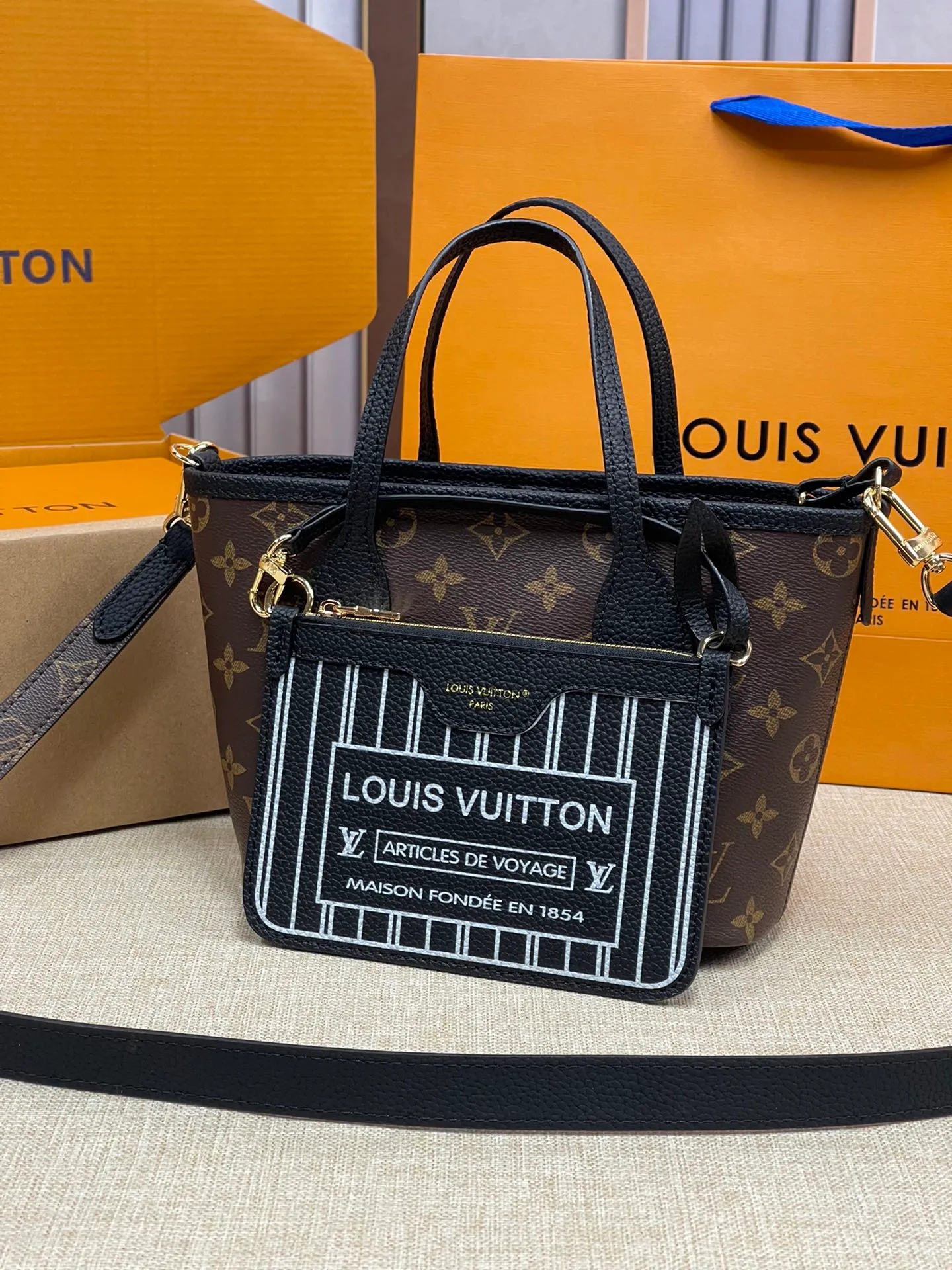[Upgraded version] P480¥🌞New model at the counter·new double-sided shopping bag·upgraded version·high quality·with gift box🎁packaging. Model M12099. The Neverfull Bandoulière Inside Out BB bag is a reversible version of the classic design this season, with signature Monogram canvas and grained leather decorating the front and back. The removable zipper bag can be used alone or hung externally. The detachable shoulder strap makes it easy to wear cross-body, and the dazzling metal hardware adds a sophisticated detail. Size 24*14*9