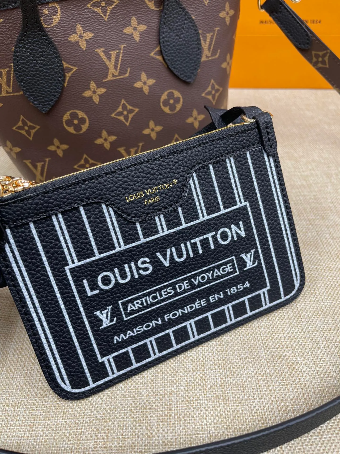 [Upgraded version] P480¥🌞New model at the counter·new double-sided shopping bag·upgraded version·high quality·with gift box🎁packaging. Model M12099. The Neverfull Bandoulière Inside Out BB bag is a reversible version of the classic design this season, with signature Monogram canvas and grained leather decorating the front and back. The removable zipper bag can be used alone or hung externally. The detachable shoulder strap makes it easy to wear cross-body, and the dazzling metal hardware adds a sophisticated detail. Size 24*14*9