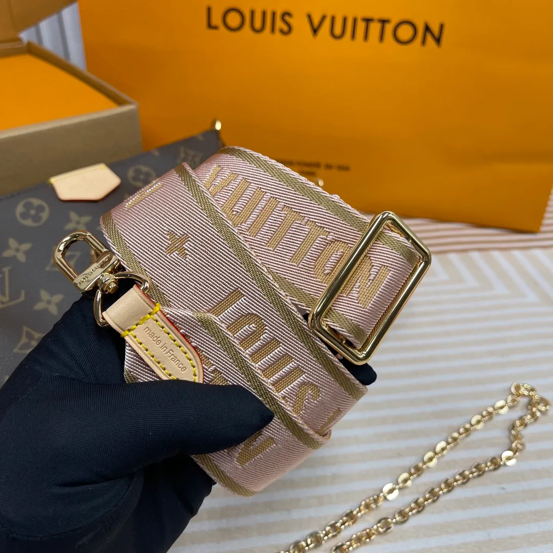 [Upgraded version] P540🐶Upgraded version. High quality. Semi-steel hardware 🎁With complete packaging❣️M44840/Pink🐶MULTI POCHETTE ACCESSORIES Handbag Multi Pochette Accessories handbag uses Monogram canvas to construct a three-piece dynamic design, and is also equipped with multiple pockets and compartments. The adjustable gold-tone chain and Louis Vuitton-engraved jacquard shoulder strap allow for multiple carrying options, including cross-body wear. Dimensions: 24.0 x 16.0 x 6.0 cm