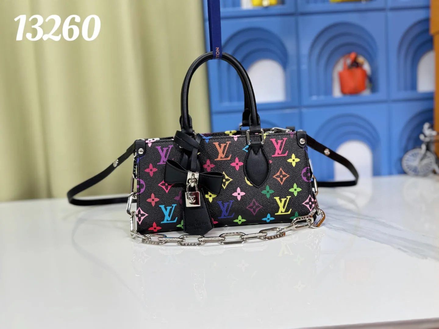 P300 Upgraded Original M13260 M46653 Takashi Murakami Collaboration Black Color White Color This OnTheGo East West handbag is made of cow leather to create a slender shape, and the Monogram flower nameplate completes the elegant style. Articulated handles and a detachable leather chain strap allow for a variety of carrying options. Size: 25x13x10cm