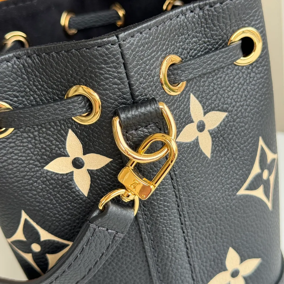p1160 [Equipped with counter MB complete package] M46291 (81626) gray silk screen, premium original order, upgraded hardware, real photo. This Nano Noé handbag is from the Summer Stardust capsule series. It uses Monogram Empreinte embossed leather to condense the classic Noé handbag configuration, and then uses professional craftsmanship to present a subtle luster like a bright starry sky. Plenty of space to accommodate daily needs, the adjustable shoulder straps and detachable handles allow for a variety of carrying methods. Model: M46291 Gray Silk Screen Size: 13*16*10cm