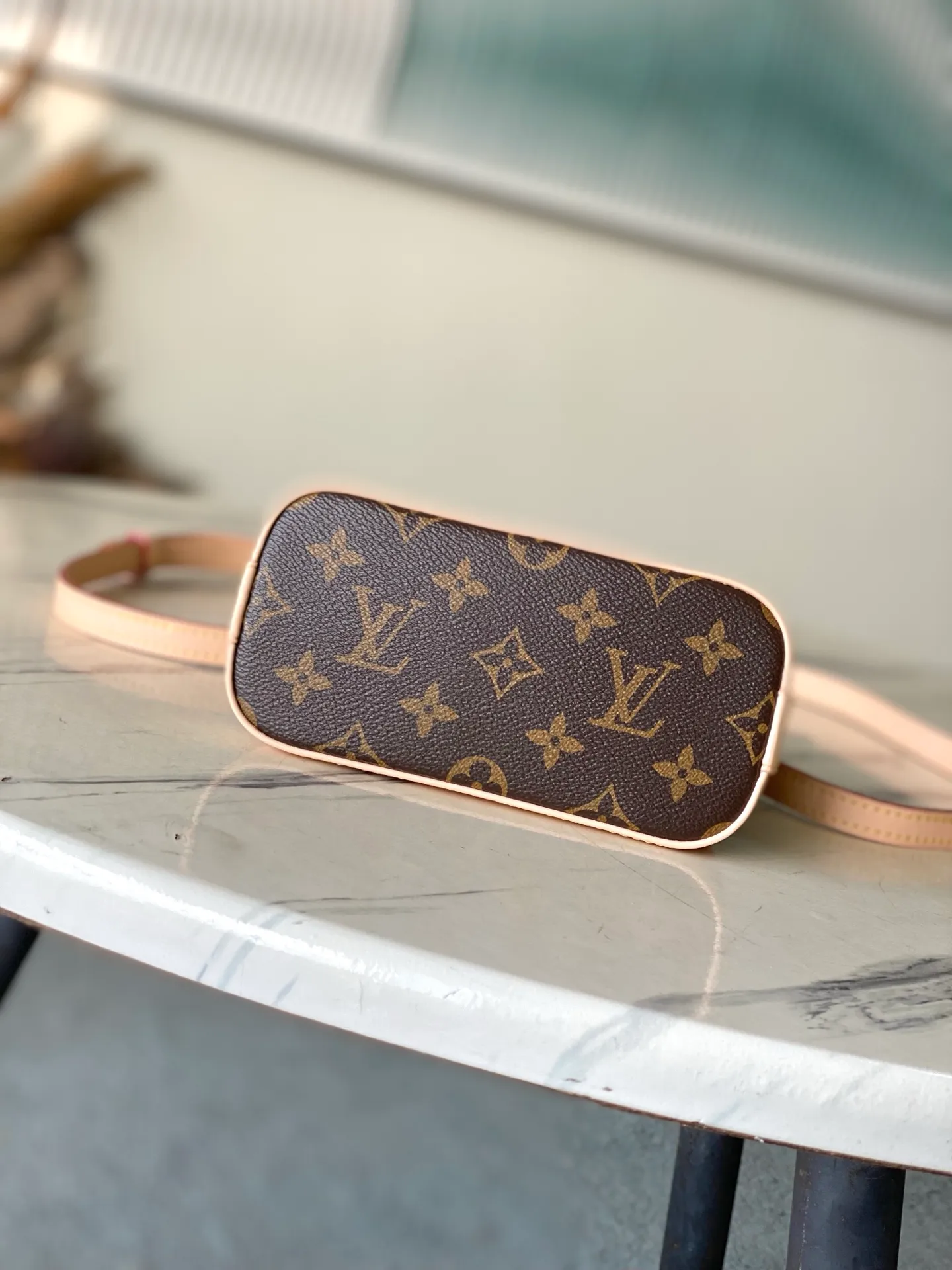 💰960 Top Original Order M13416 This Nano Alma handbag combines Monogram coated canvas and cow leather trim, making the exquisite silhouette show the cherry pattern of the Louis Vuitton × Murakami replica series. The top handle and detachable and adjustable shoulder strap allow for a variety of carrying methods, and the internal space can accommodate daily needs such as a short wallet and a large smartphone. Dimensions: 18 × 12 × 8 cm