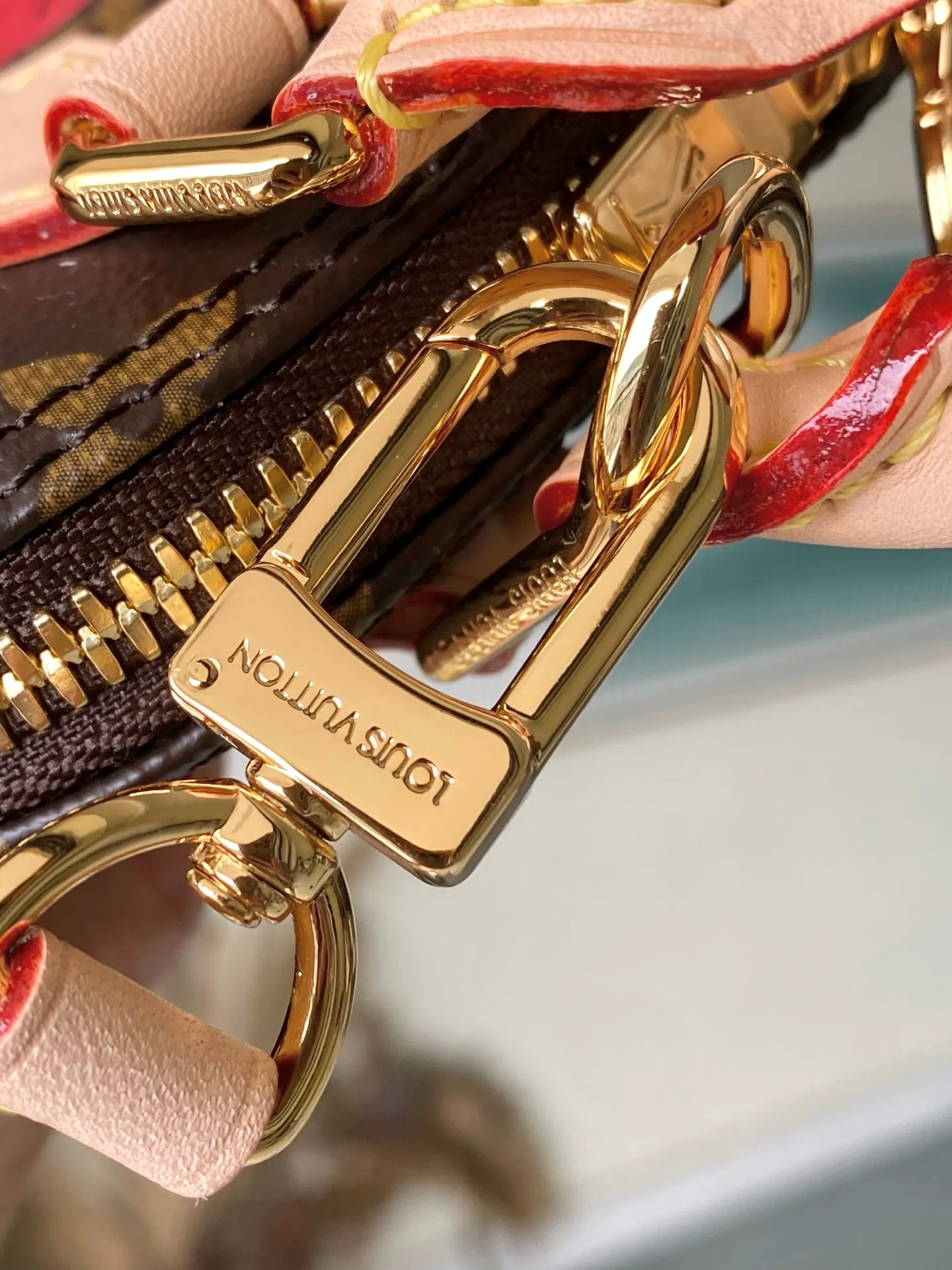 💰960 Top Original Order M13416 This Nano Alma handbag combines Monogram coated canvas and cow leather trim, making the exquisite silhouette show the cherry pattern of the Louis Vuitton × Murakami replica series. The top handle and detachable and adjustable shoulder strap allow for a variety of carrying methods, and the internal space can accommodate daily needs such as a short wallet and a large smartphone. Dimensions: 18 × 12 × 8 cm