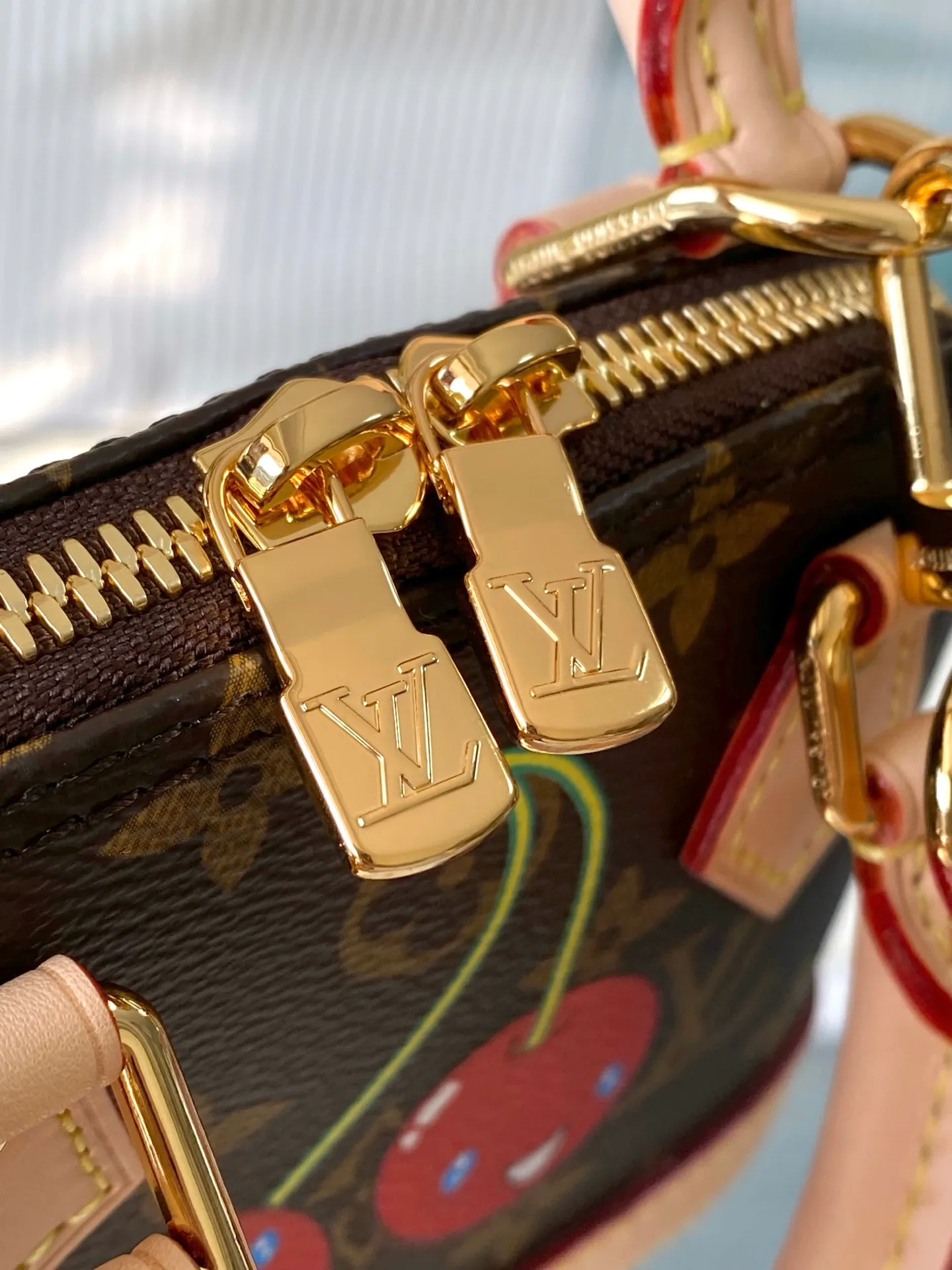💰960 Top Original Order M13416 This Nano Alma handbag combines Monogram coated canvas and cow leather trim, making the exquisite silhouette show the cherry pattern of the Louis Vuitton × Murakami replica series. The top handle and detachable and adjustable shoulder strap allow for a variety of carrying methods, and the internal space can accommodate daily needs such as a short wallet and a large smartphone. Dimensions: 18 × 12 × 8 cm