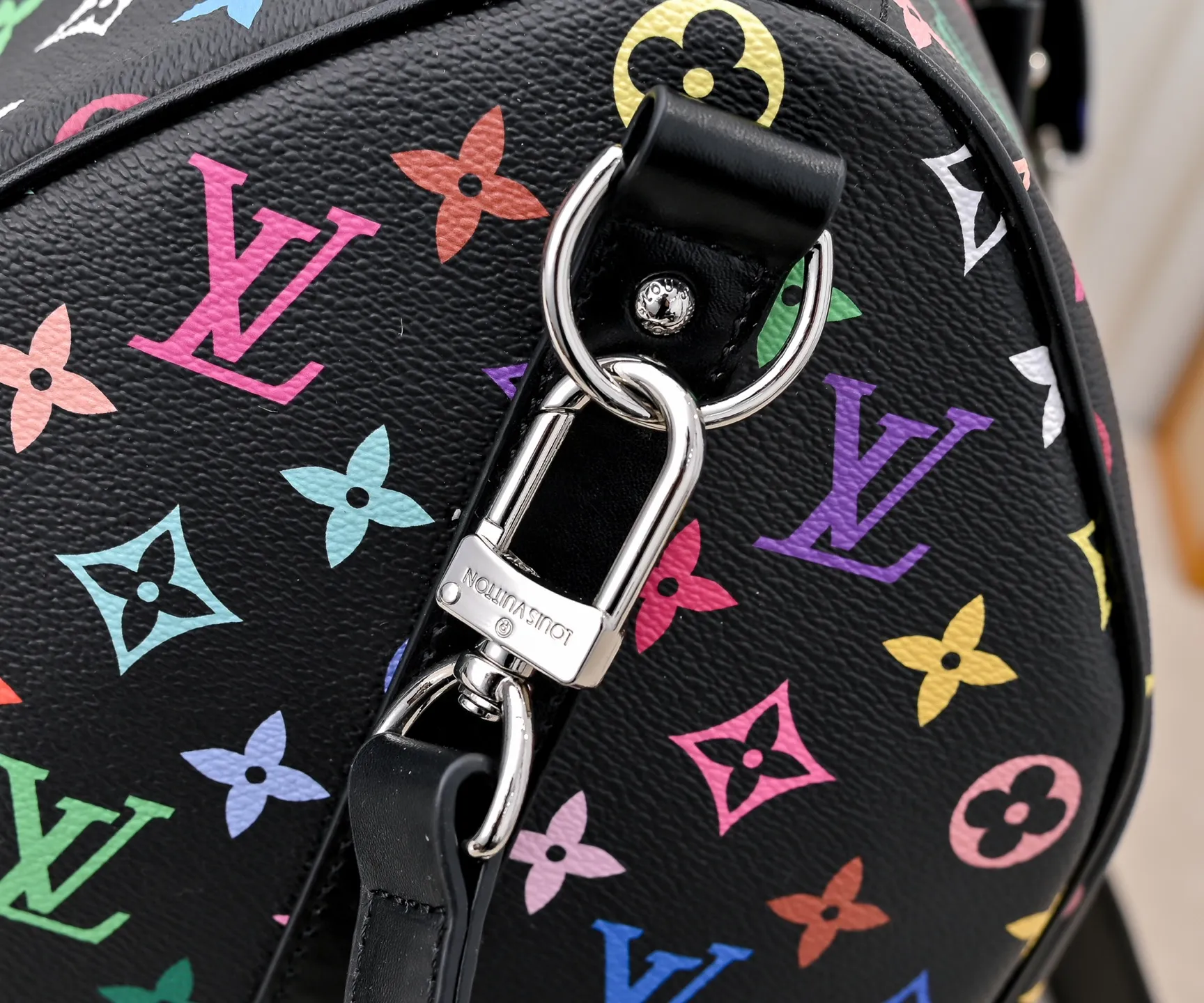 Batch 💰540✨Guangzhou goods M13742 white color black color travel bag new season LV x TM KEEPALL BANDOULIÈRE 45 travel bag This Keepall Bandoulière 45 Jh travel bag is from the Louis Vuitton The S-lock buckle and glossy metal corners on the front pocket establish a classic foundation, while the rivet ribbon and bow-shaped key bag highlight the new season trend. 27 x 20 x 45 cm.