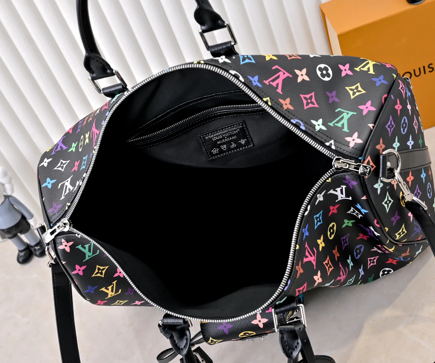Batch 💰540✨Guangzhou goods M13742 white color black color travel bag new season LV x TM KEEPALL BANDOULIÈRE 45 travel bag This Keepall Bandoulière 45 Jh travel bag is from the Louis Vuitton The S-lock buckle and glossy metal corners on the front pocket establish a classic foundation, while the rivet ribbon and bow-shaped key bag highlight the new season trend. 27 x 20 x 45 cm.