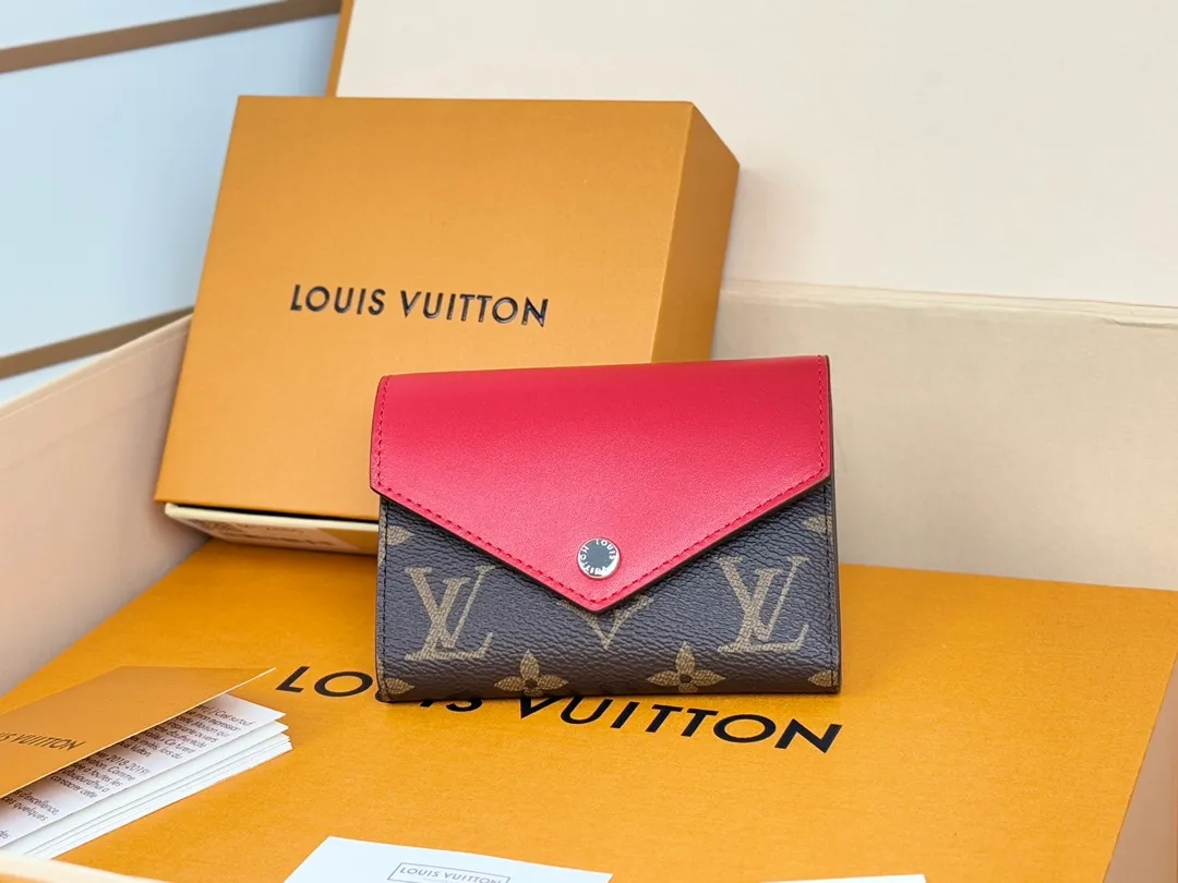 Factory price 320 [Top original order] M12885 red new wallet, 30% off on Beanie models M12390 yellow, M12387 bright red, M12885 bright red, M12392 rose red. Inspired by Louis Verton's archives, "Portouille Victorine" has been updated with new colors unique to this season. Featuring a silver shutter button on a signature monolithic canvas, it's the ideal statement item for organizing and storing valuables. Dimensions: 12 x 9.5 x 2.5 cm.